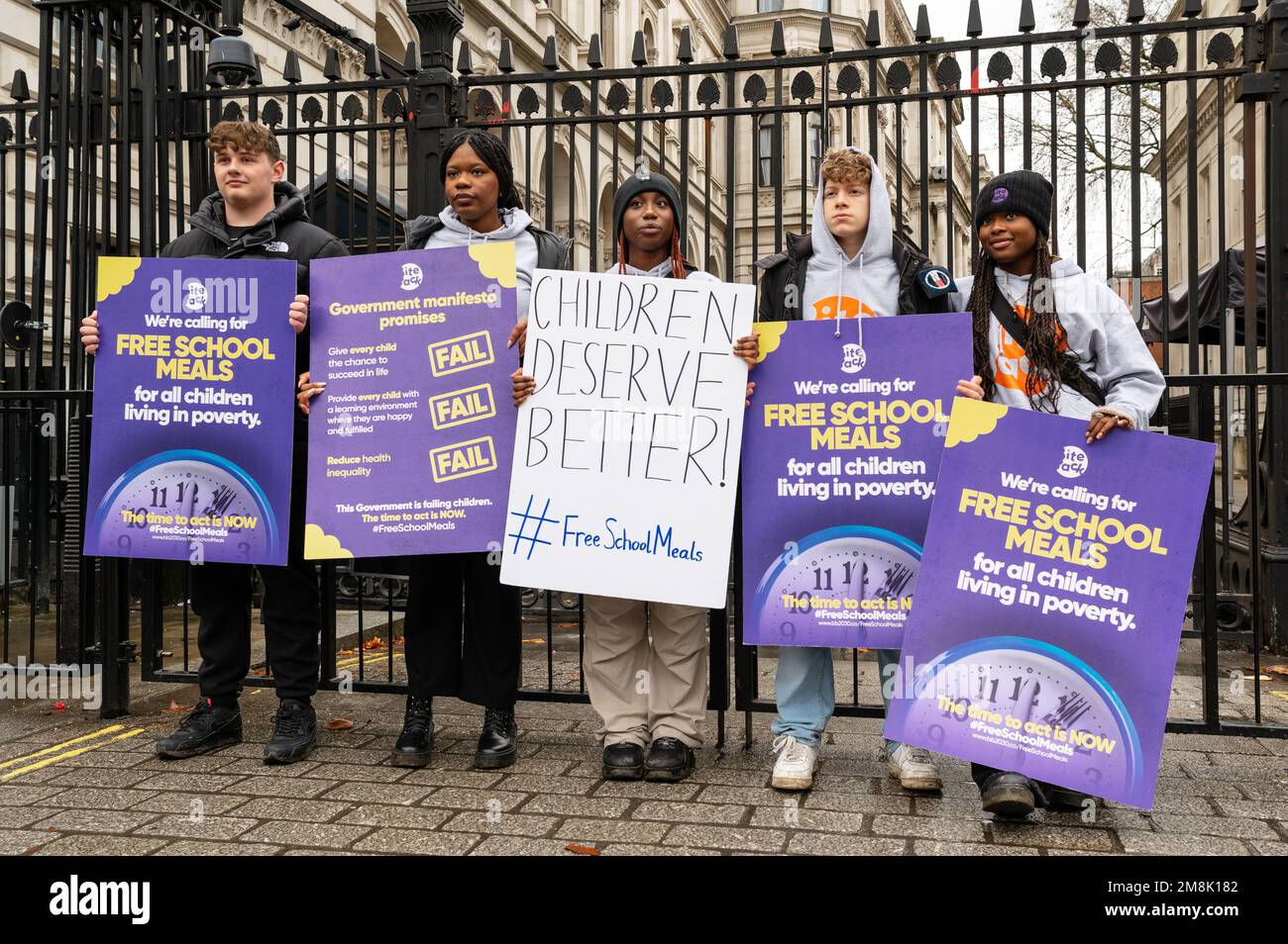 London, Großbritannien. 14. Januar 2023 Aktivisten von Bite-Back-Protest in Westminster fordern kostenlose Schulmahlzeiten für alle Kinder, die in Armut leben. Kredit: Andrea Domeniconi/Alamy Live News Stockfoto