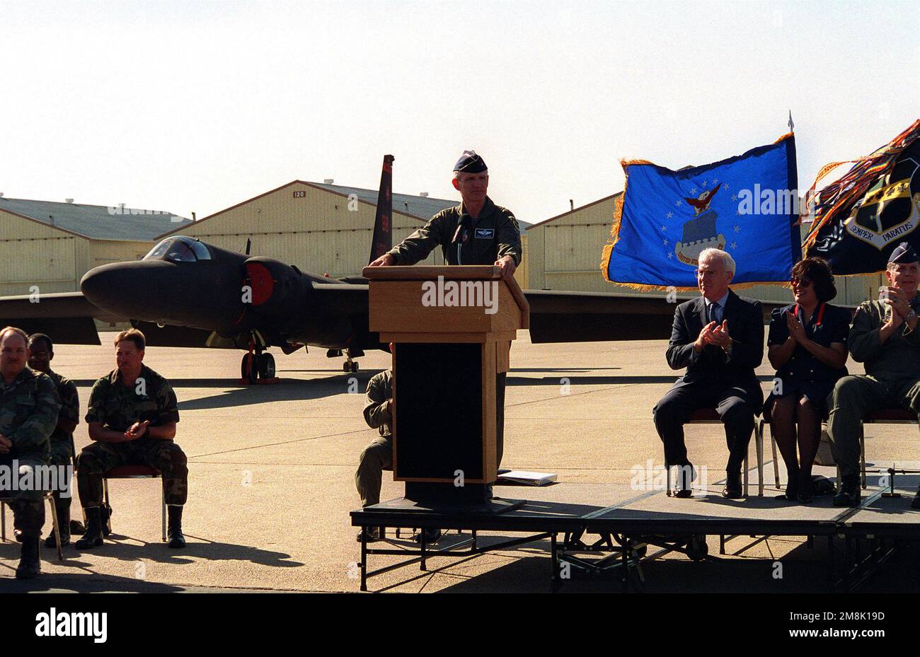 General John W. Rutledge, 9. Reconnaissance Wing Commander auf der Beale Air Force Base, spricht bei einer Zeremonie für die Ankunft von drei neu angetriebenen Flugzeugen. Der U-2s wurde mit dem General Electric F118s neu angetrieben, was die Effizienz in größeren Höhen erhöht und den Austausch von Teilen erleichtert. Basis: Luftwaffenstützpunkt Beale Bundesstaat: Kalifornien (CA) Land: Vereinigte Staaten von Amerika (USA) Stockfoto