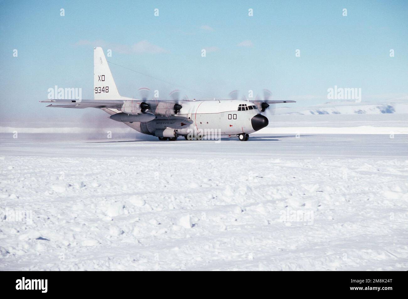 Ein C-130T-Herkules-Flugzeug der Antarctica Development Squadron Six (VXE-6) rollt nach der Landung am McMurdo Sound die Landebahn herunter. Das Flugzeug führt Vizeadmiral Robert J. Spane, Kommandant der Luftwaffe der US-Pazifikflotte, auf einer Inspektionsreise durch die Einrichtungen. Land: Antarktis (ATA) Stockfoto