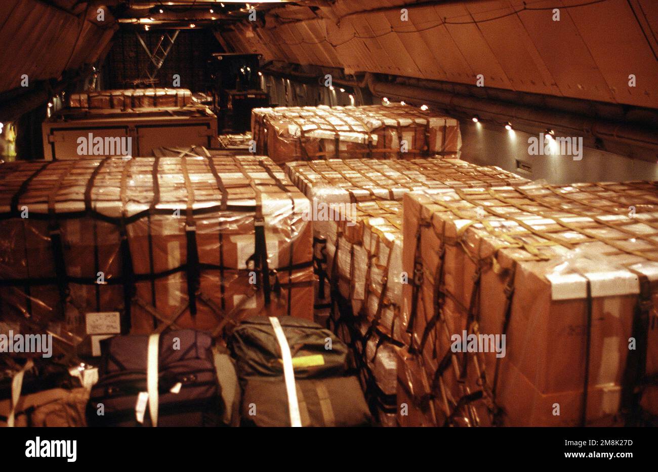 Eine Innenansicht der humanitären Hilfsgüter an Bord des Flugzeugs Nr. 6019. Betrifft Betrieb/Serie: PHOENIX SAPHIR Basis: USt Kamenogorsk Land: Kasachstan (KAZ) Stockfoto