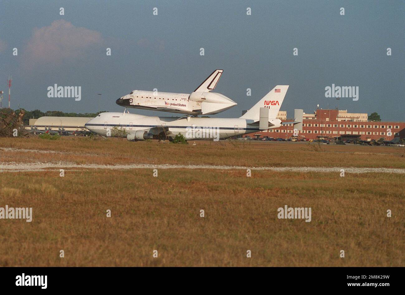 Das Space Shuttle Atlantis ist auf der Boeing 747 der NASA, die zum Auftanken gelandet ist. Es befindet sich auf der letzten Etappe seiner Reise vom Luftwaffenstützpunkt Edwards, CA, nach Cape Kennedy, FL. Basis: Luftwaffenstützpunkt Eglin Bundesstaat Florida (FL) Land: Vereinigte Staaten von Amerika (USA) Stockfoto
