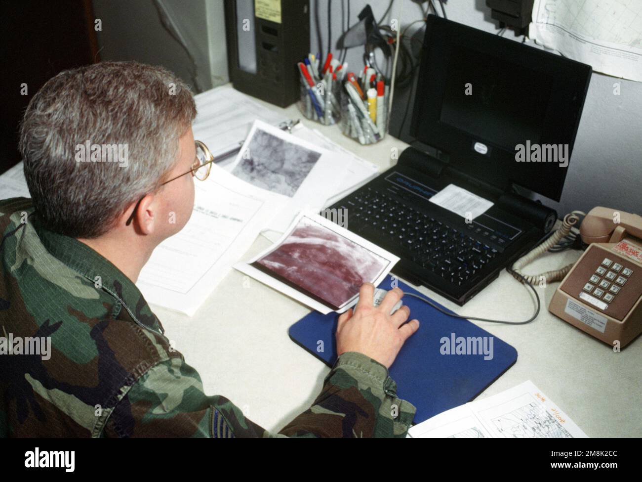 MSGT Donald G. Gunning empfängt Wettervorhersagen und Satellitenbilder über das Air Force Dial in System und prüft die oberen Luftstromkarten. Die Wettervorhersage arbeitet in einem Hangar auf einem italienischen Luftwaffenstützpunkt und liefert Wetterdaten und -Prognosen an die Flugbesatzungen zur Unterstützung von Operationen über Bosnien-Herzegowina. Betreff Betrieb/Serie: DENY FLUGBASIS: Pisa Land: Italien (ITA) Stockfoto