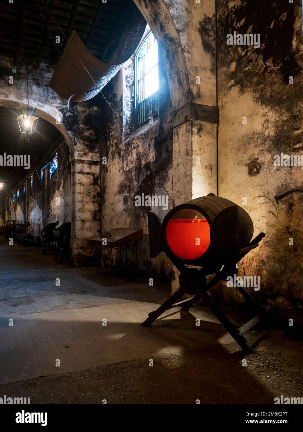 Fass mit Wein in einem Weinkeller Stockfoto