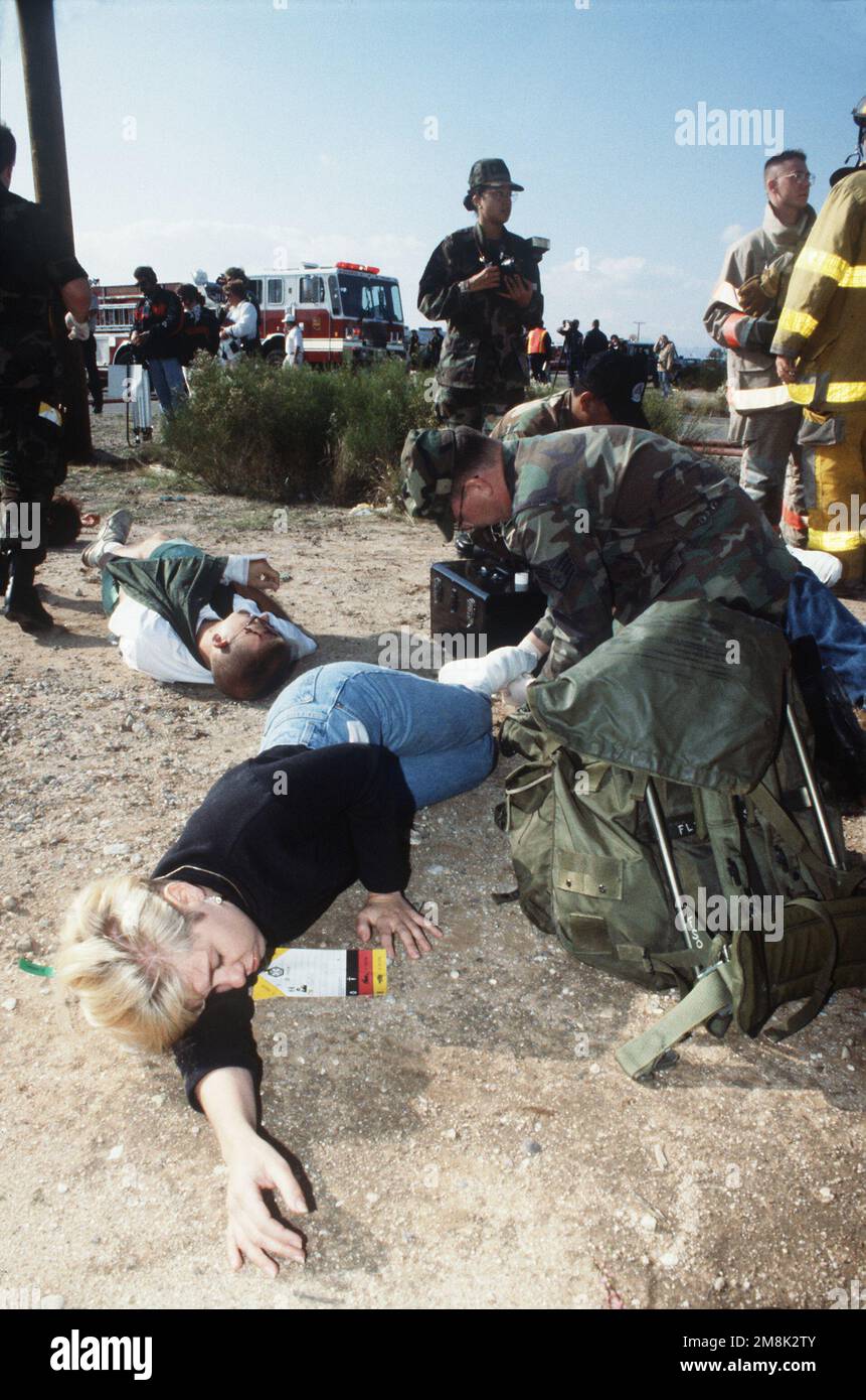 Mitglieder der 355. Medical Group kümmern sich um Opfer als Folge eines simulierten Absturzes eines Air Force-Flugzeugs in einen kommerziellen Bus voller Passagiere. Die Übung bestand darin, die koordinierten Bemühungen der Tucson-Rettungsdienste und der Davis-Monthan-Luftwaffenstützpunkt Katastrophenabwehr zu testen. Betreff Operation/Serie: Major Accident Response Exercise (MARE) Base: Tucson State: Arizona (AZ) Country: United States of America (USA) Stockfoto