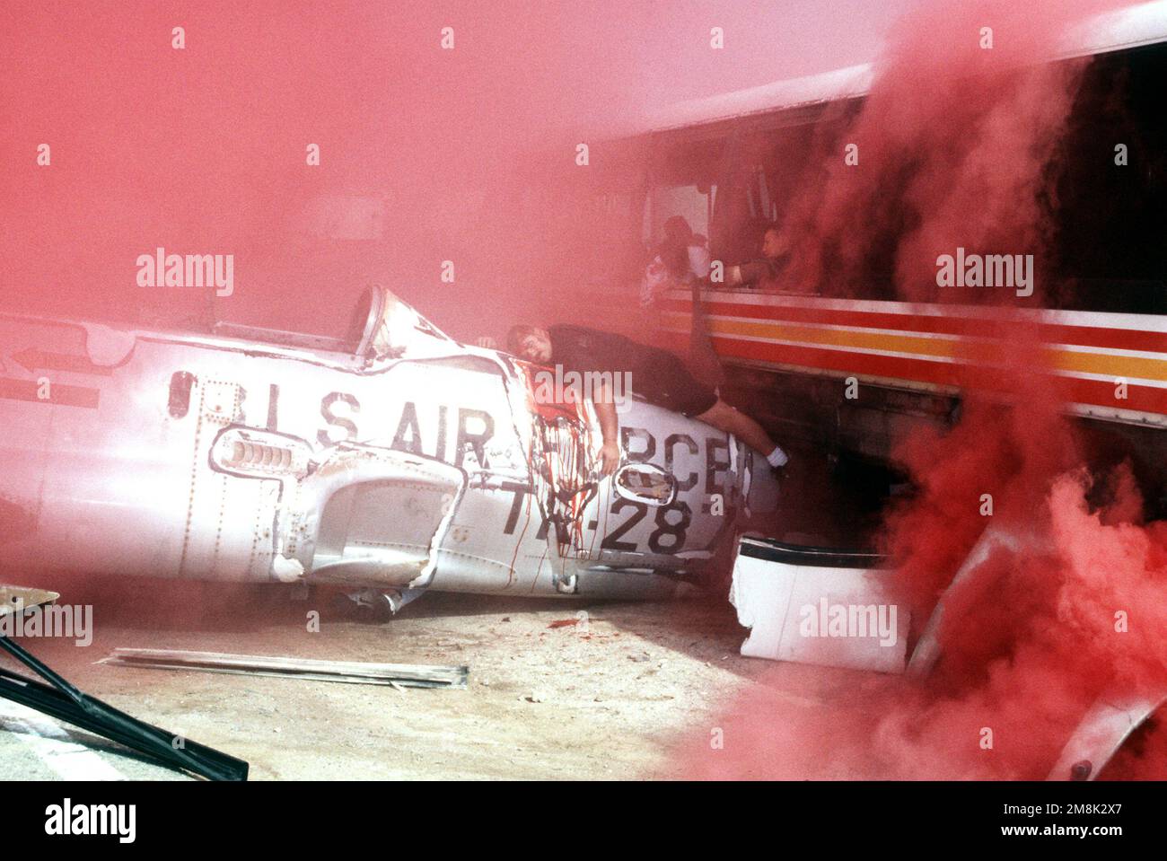 Ein Opfer wird nach einem simulierten Absturz eines Air Force-Flugzeugs in einen Bus voller Passagiere auf das Flugzeug gestreut. Die Übung bestand darin, die koordinierten Bemühungen der Tucson-Rettungsdienste und der Davis-Monthan-Luftwaffenstützpunkt Katastrophenabwehr zu testen. Betreff Betrieb/Serie: MARE (MAJOR INJURY RESPONSE EXERCISE EXERCISE) Basis: Tucson Bundesstaat: Arizona (AZ) Land: Vereinigte Staaten von Amerika (USA) Stockfoto