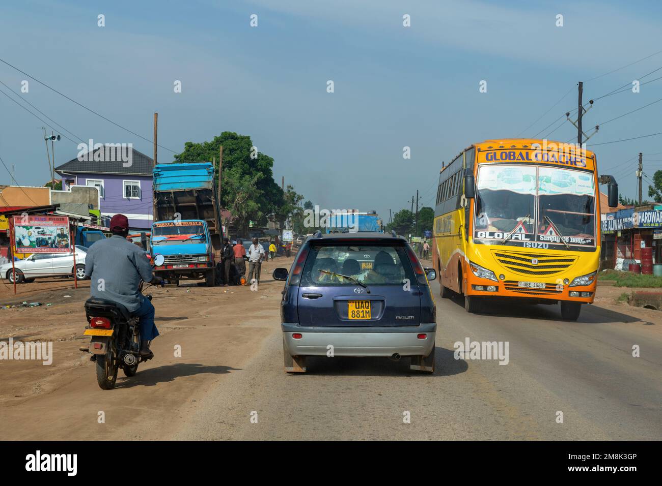 Fahren auf befestigten Straßen/Autobahnen in Uganda, Ostafrika, fotografiert von einem fahrenden Fahrzeug aus. Stockfoto