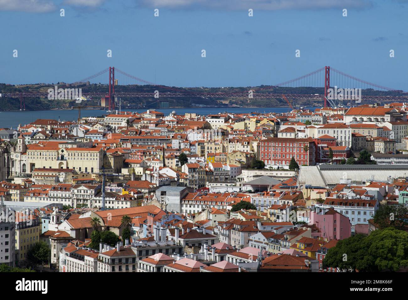 Panoramablick über die Innenstadt von Lissabon (Baixa), den Fluss Tejo und die Brücke vom 25. April (Ponte 25 de Abril). Portugal. Stockfoto