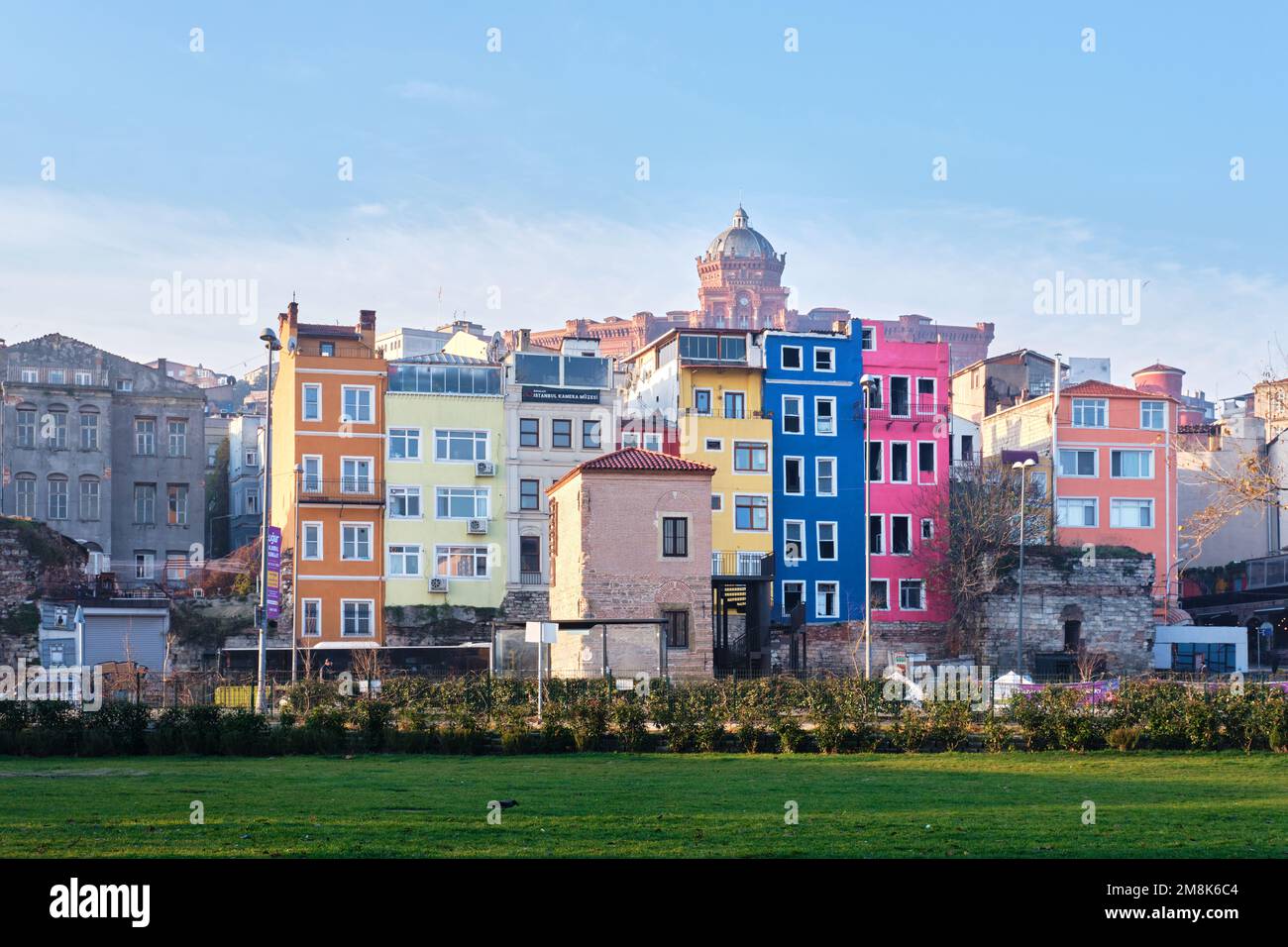 Istanbul, Türkei - Januar 2023: Halic Sanat Ausstellungshaus von IBB und farbenfrohe Häuser im Balat-Viertel und historische Straßen im Goldenhorn Stockfoto