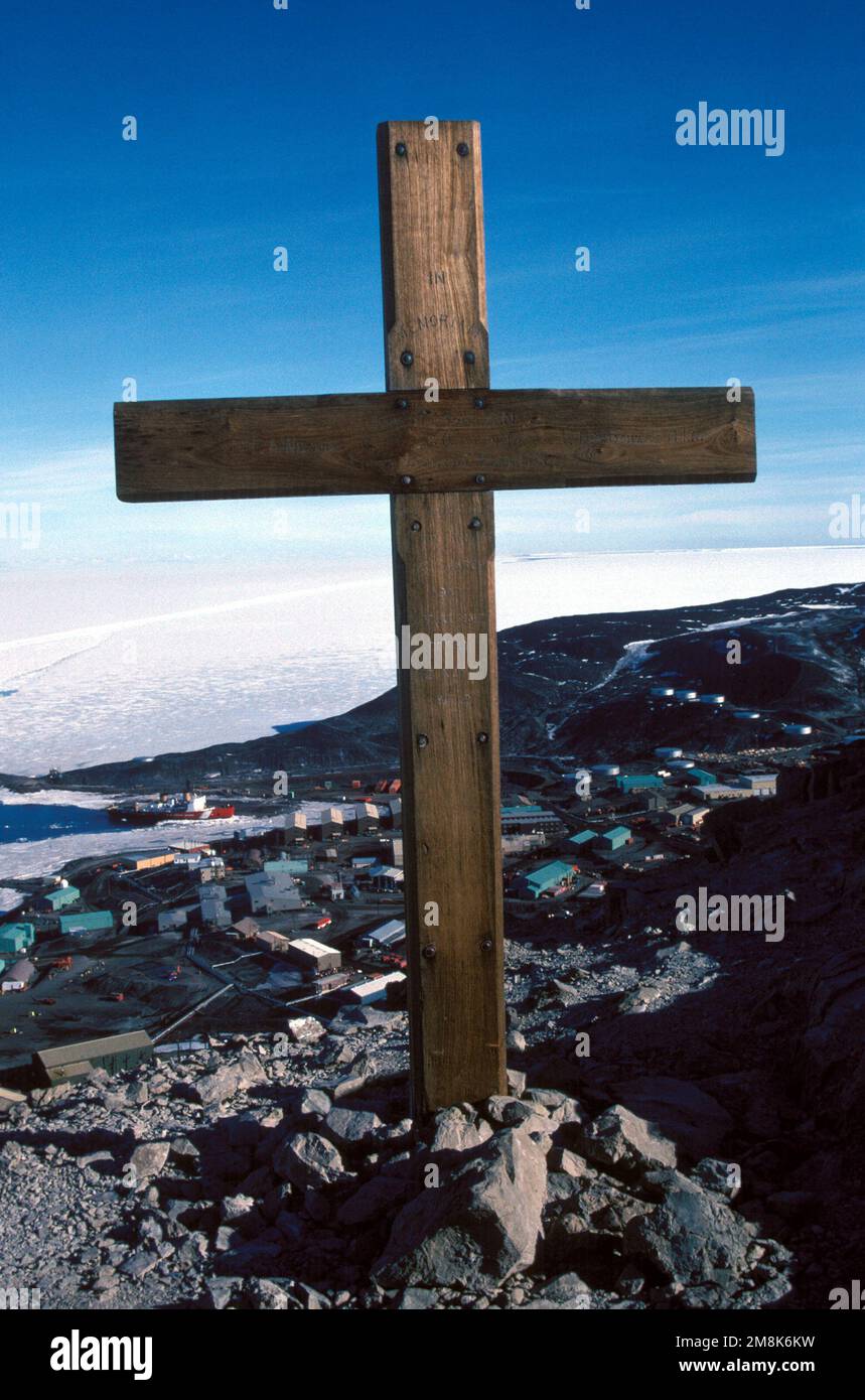 Ein Blick auf einen Teil der McMurdo Station aus Sicht des Observation Hill (Höhe 750 Fuß). Der Eisbrecher DER Küstenwache AM POLARMEER (WAB-11) ist am Pier festgemacht. Staat: McMurdo Sound Country: Antarktis (ATA) Stockfoto