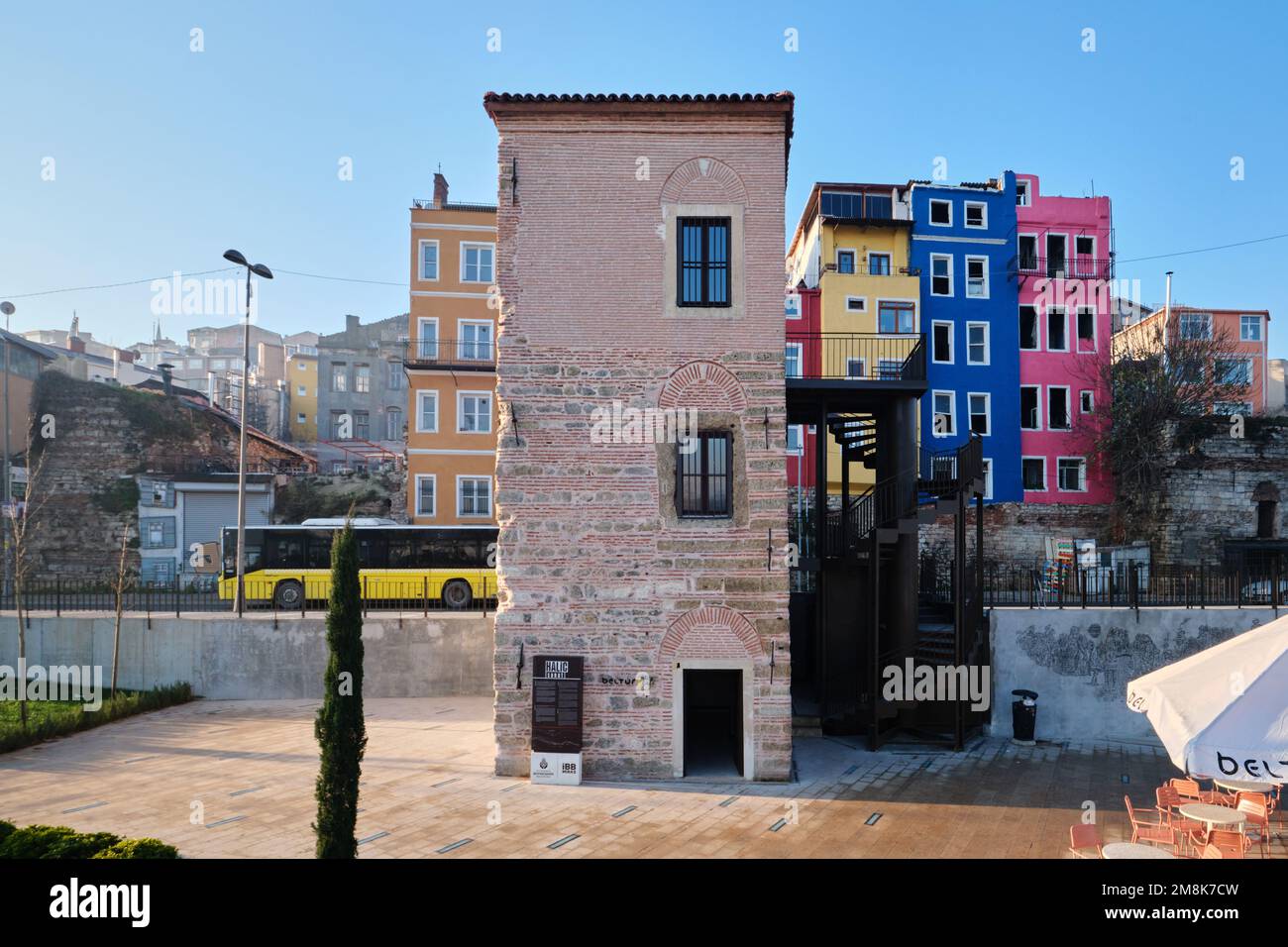 Istanbul, Türkei - Januar 2023: Halic Sanat Ausstellungshaus von IBB und farbenfrohe Häuser im Balat-Viertel und historische Straßen im Goldenhorn Stockfoto