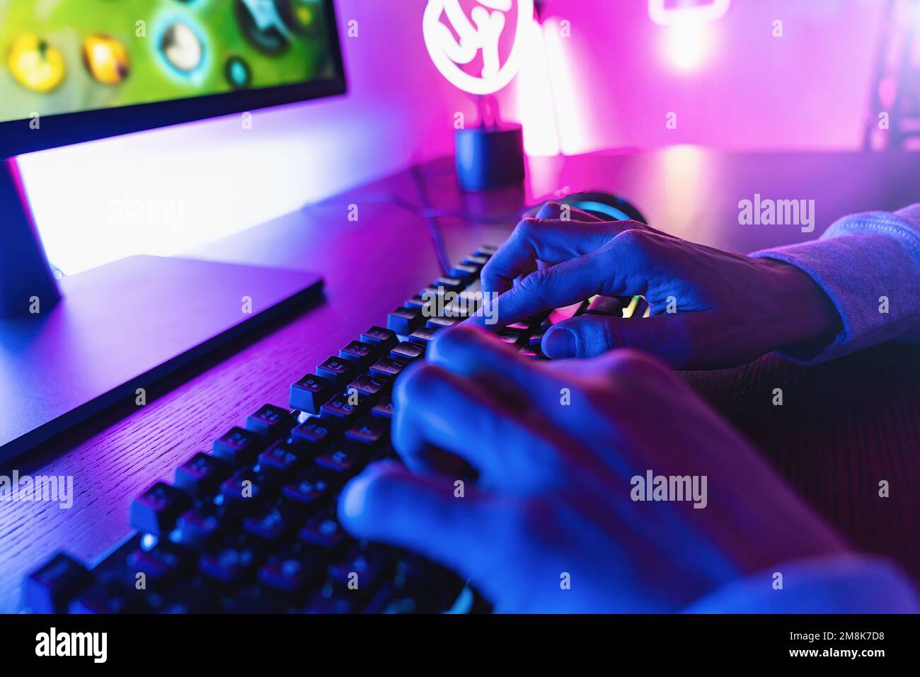 Professionelle Cyber-Video-Gamer Studio-Zimmer mit Personal Computer Sessel, Tastatur für Stream in Neon-Farbe verwischen Hintergrund. Stockfoto