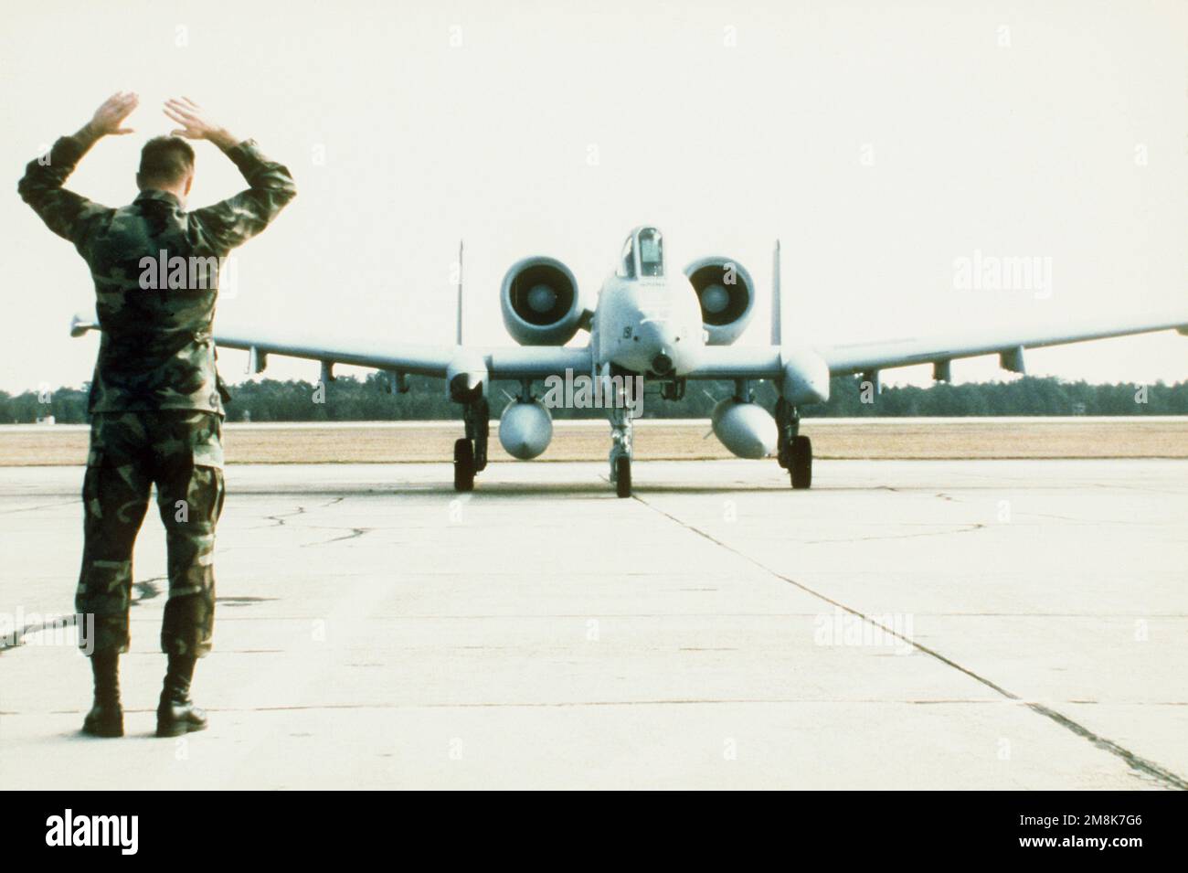 PERSONAL SGT. Doug Kaufman, Crewchef, Marshals A-10 auf den Parkplatz. Basis: Luftwaffenstützpunkt Moody Bundesstaat: Georgia (GA) Land: Vereinigte Staaten von Amerika (USA) Stockfoto