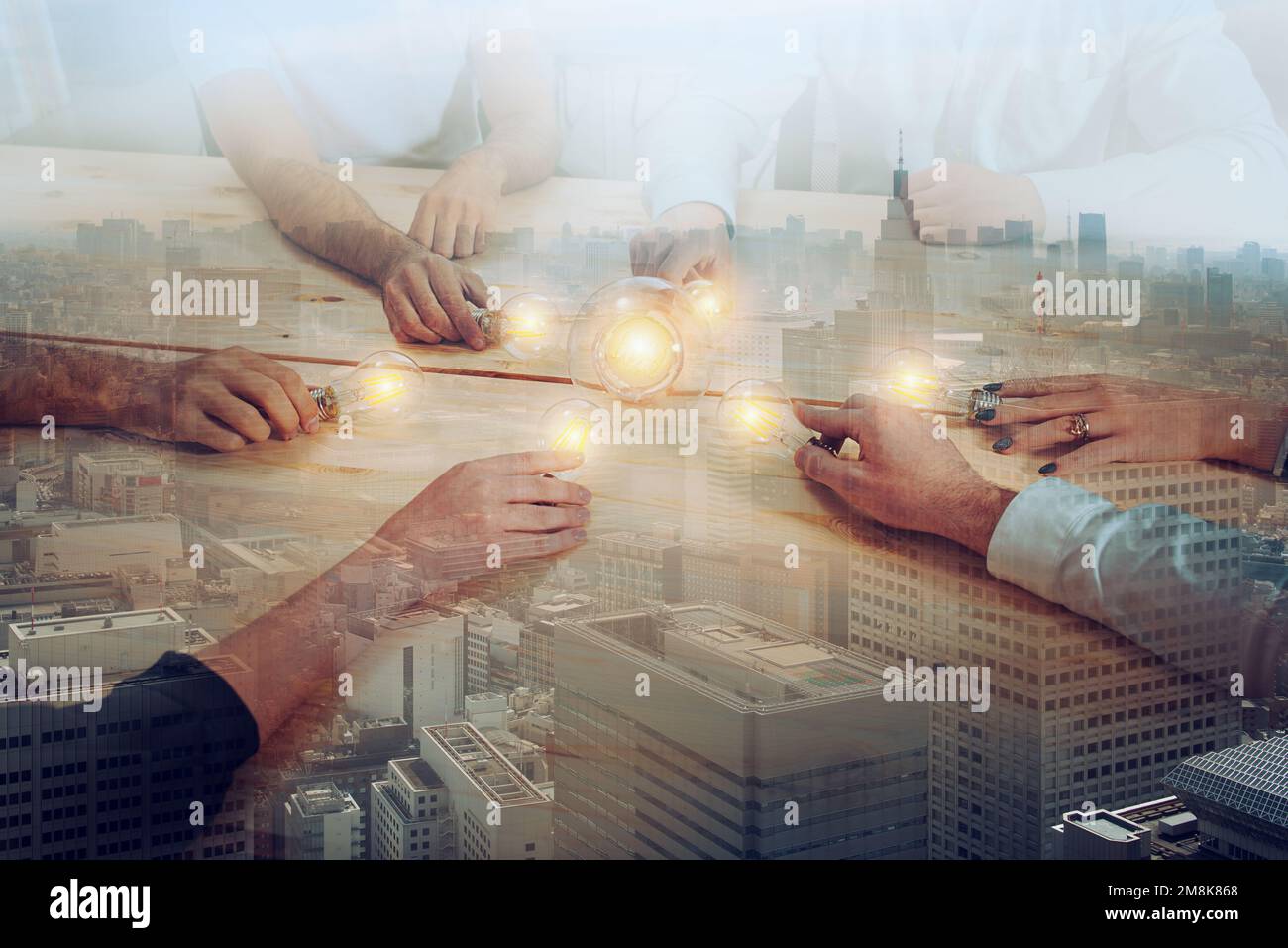 Teamarbeit und Brainstorming-Konzept mit Geschäftsleuten, die eine Idee teilen Stockfoto