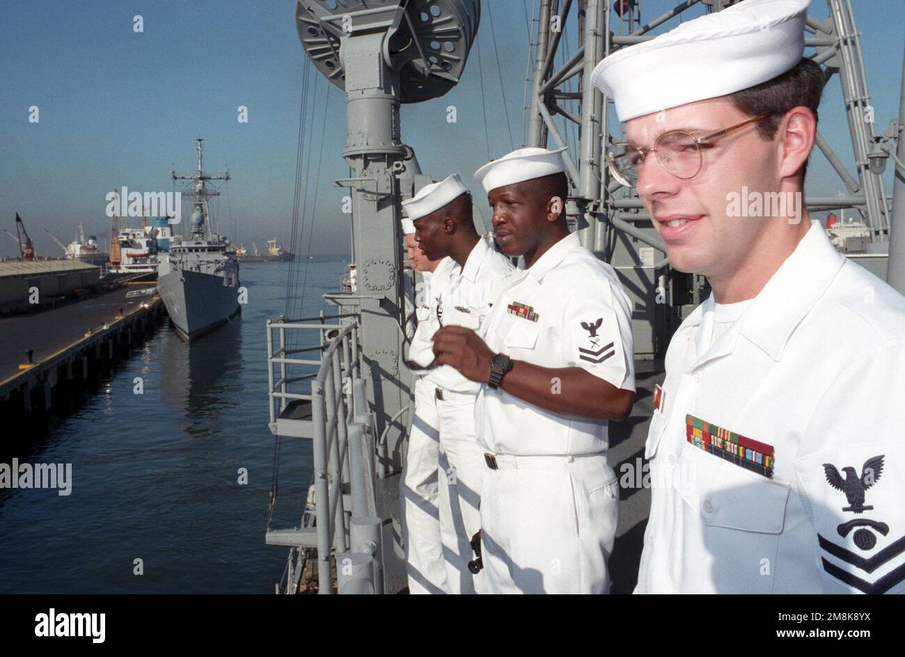 Matrosen bewachen die Schiene der geführten Raketenfregatte USS VANDERGRIFT (FFG-48), während sich das Schiff auf einen Hafenbesuch vorbereitet. Die USS JARRETT (FFG-33) begleitet den VANDERGRIFT und ist bereits im Hintergrund eingebunden. Staat: Manila Bay Country: Republik der Philippinen (PHL) Stockfoto