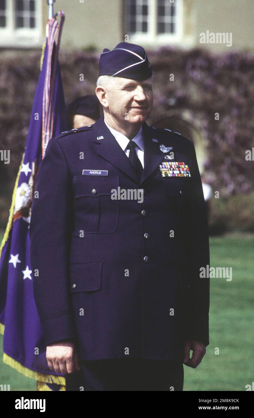 MAJ. GEN. James G. Andrus, dritter Air Force Commander, wird während der Zeremonie der Inaktivierung mit dem Kommando der 774. Air Base Group beauftragt. Basis: RAF Chicksands Country: England / Großbritannien (eng) Stockfoto