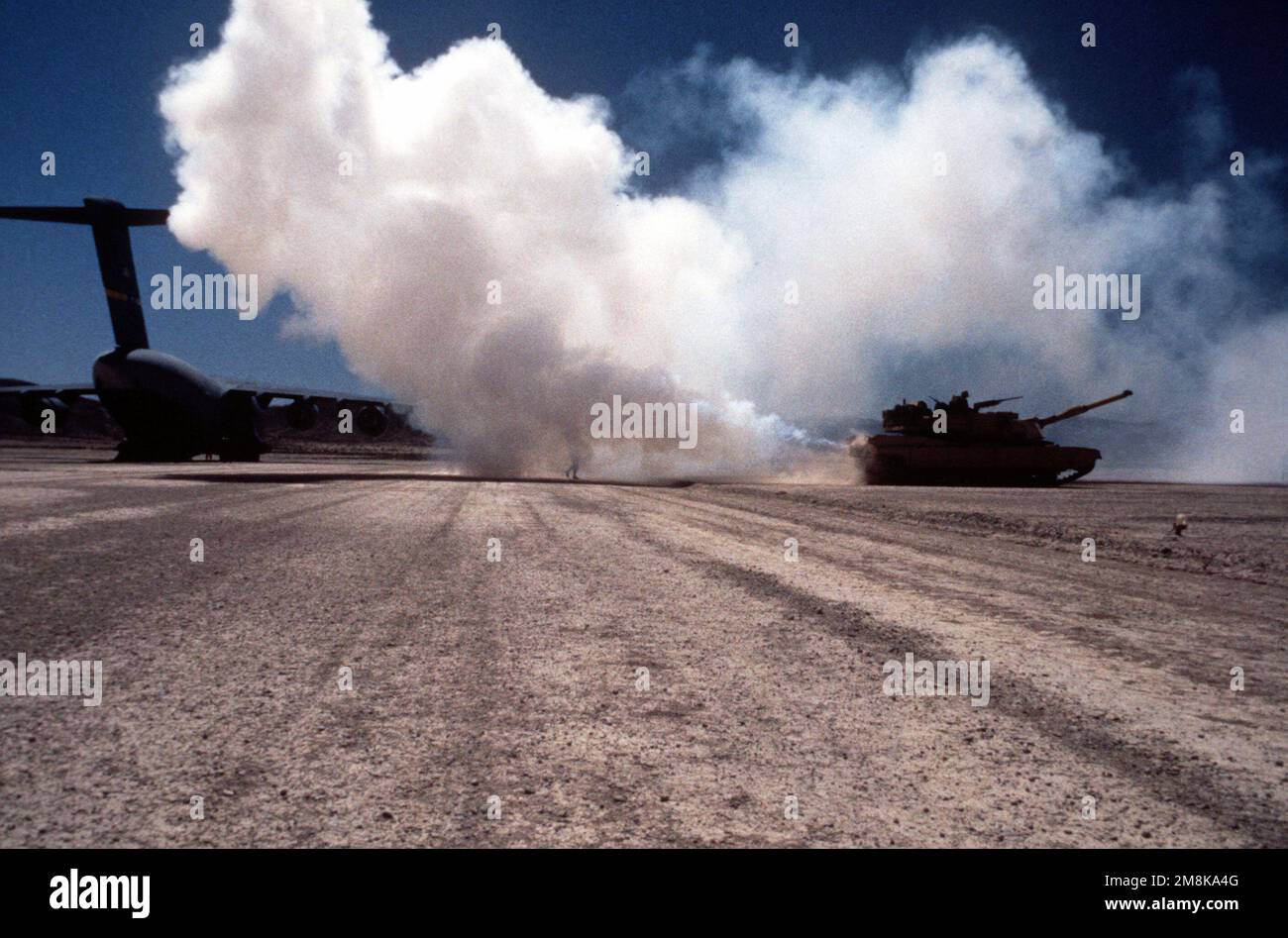 EIN US-AMERIKANISCHER Army M-1 Abrams Hauptschlachttank rollt von einem US-Staat weg Air Force C-17 Globemaster III auf einem Wüstenflugplatz im National Training Center. Die Übung sollte die Fähigkeit der C-17 testen, die Missionsanforderungen zu erfüllen und mit der Armee in Kontakt zu treten. Die C-17 lieferte den Panzer zum Wüstenflugplatz als Teil der Überprüfung. Betreff Betrieb/Serie: C-17 BEREITSCHAFTSPRÜFUNG Basis: Fort Irwin Bundesstaat: Kalifornien (CA) Land: Vereinigte Staaten von Amerika (USA) Stockfoto