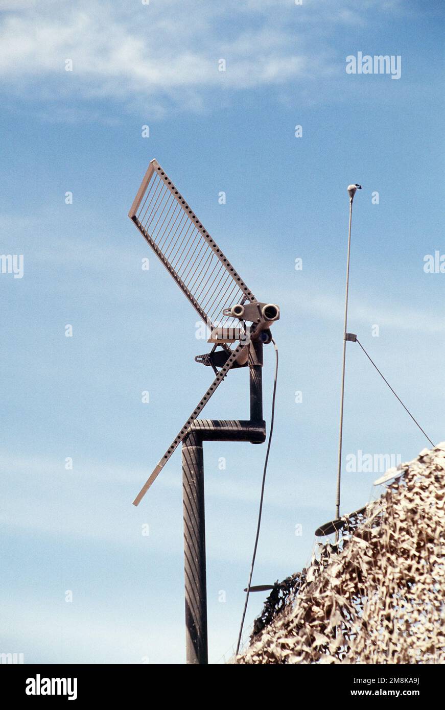 Eine 103-Antenne, die gemeinhin als Fly Swatter Antenna bezeichnet wird, stellt während der Übung im Testbereich Telefonkommunikation für den 2. der 43. Air Defense Artillery, Patriot Battery, bereit. Betreff Betrieb/Serie: Roving Sands 95 Base: White Sands Missile Test Range Bundesstaat: New Mexico (NM) Land: Vereinigte Staaten von Amerika (USA) Stockfoto