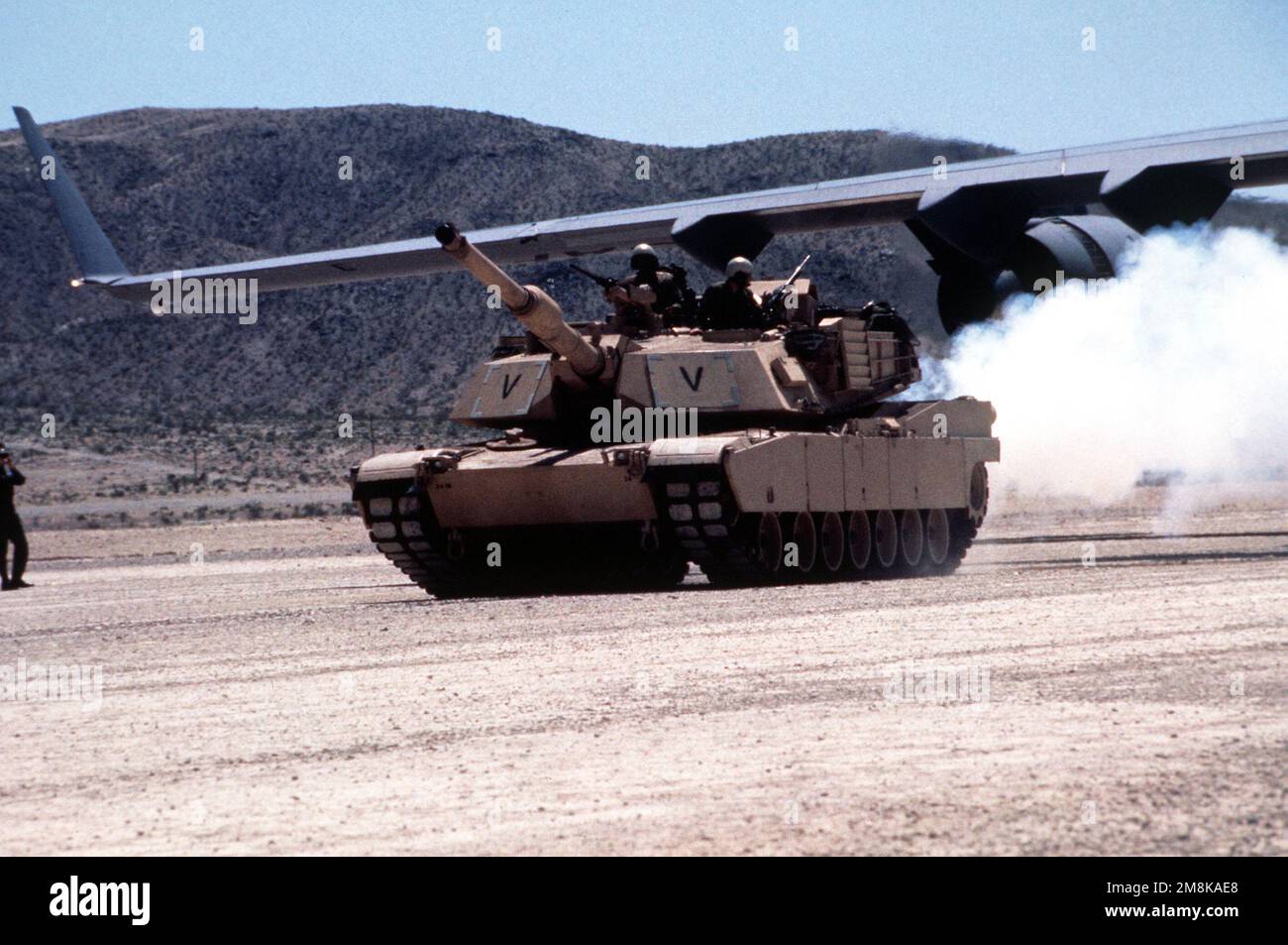 EIN US-AMERIKANISCHER Army M-1 Abrams Hauptschlachttank rollt von einem US-Staat weg Air Force C-17 Globemaster III auf einem Wüstenflugplatz im National Training Center. Die Übung sollte die Fähigkeit der C-17 testen, die Missionsanforderungen zu erfüllen und mit der Armee in Kontakt zu treten. Die C-17 lieferte den Panzer zum Wüstenflugplatz als Teil der Überprüfung. Betreff Betrieb/Serie: C-17 BEREITSCHAFTSPRÜFUNG Basis: Fort Irwin Bundesstaat: Kalifornien (CA) Land: Vereinigte Staaten von Amerika (USA) Stockfoto