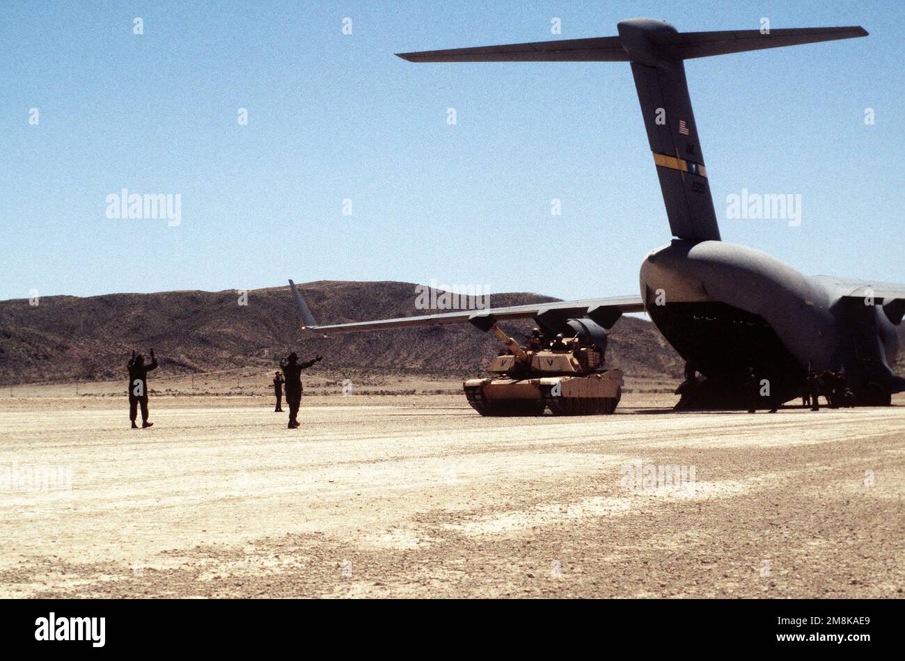 EIN US-AMERIKANISCHER Armee M-1 Abrams Hauptschlachttank wird von den USA weggeleitet Air Force C-17 Globemaster III auf einem Wüstenflugplatz im National Training Center. Die Übung sollte die Fähigkeit der C-17 testen, die Missionsanforderungen zu erfüllen und mit der Armee in Kontakt zu treten. Die C-17 lieferte den Panzer zum Wüstenflugplatz als Teil der Überprüfung. Betreff Betrieb/Serie: C-17 BEREITSCHAFTSPRÜFUNG Basis: Fort Irwin Bundesstaat: Kalifornien (CA) Land: Vereinigte Staaten von Amerika (USA) Stockfoto