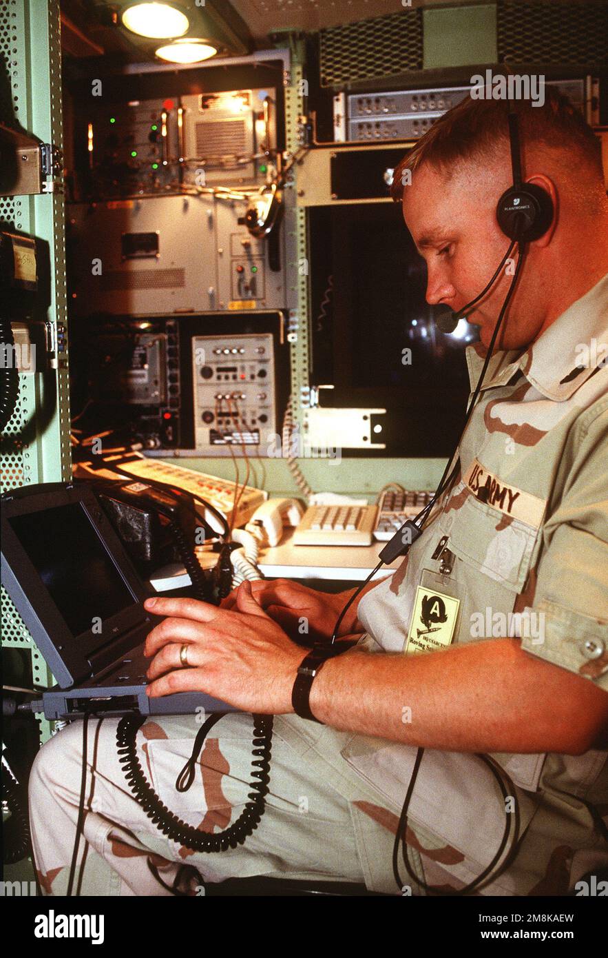 CWO Thomas Gallo, Air Defense Command and Control Systems Technician, 6. Air Defense Brigade, Fort Bliss Texas verwendet einen Laptop-Computer für die Arbeit an einem Air Defense Systems Integrator, der sich in einer aktiven Verteidigungssäule befindet. Betreff Betrieb/Serie: ROVING SANDS '95 Basis: Fort Bliss Bundesstaat: Texas (TX) Land: Vereinigte Staaten von Amerika (USA) Stockfoto