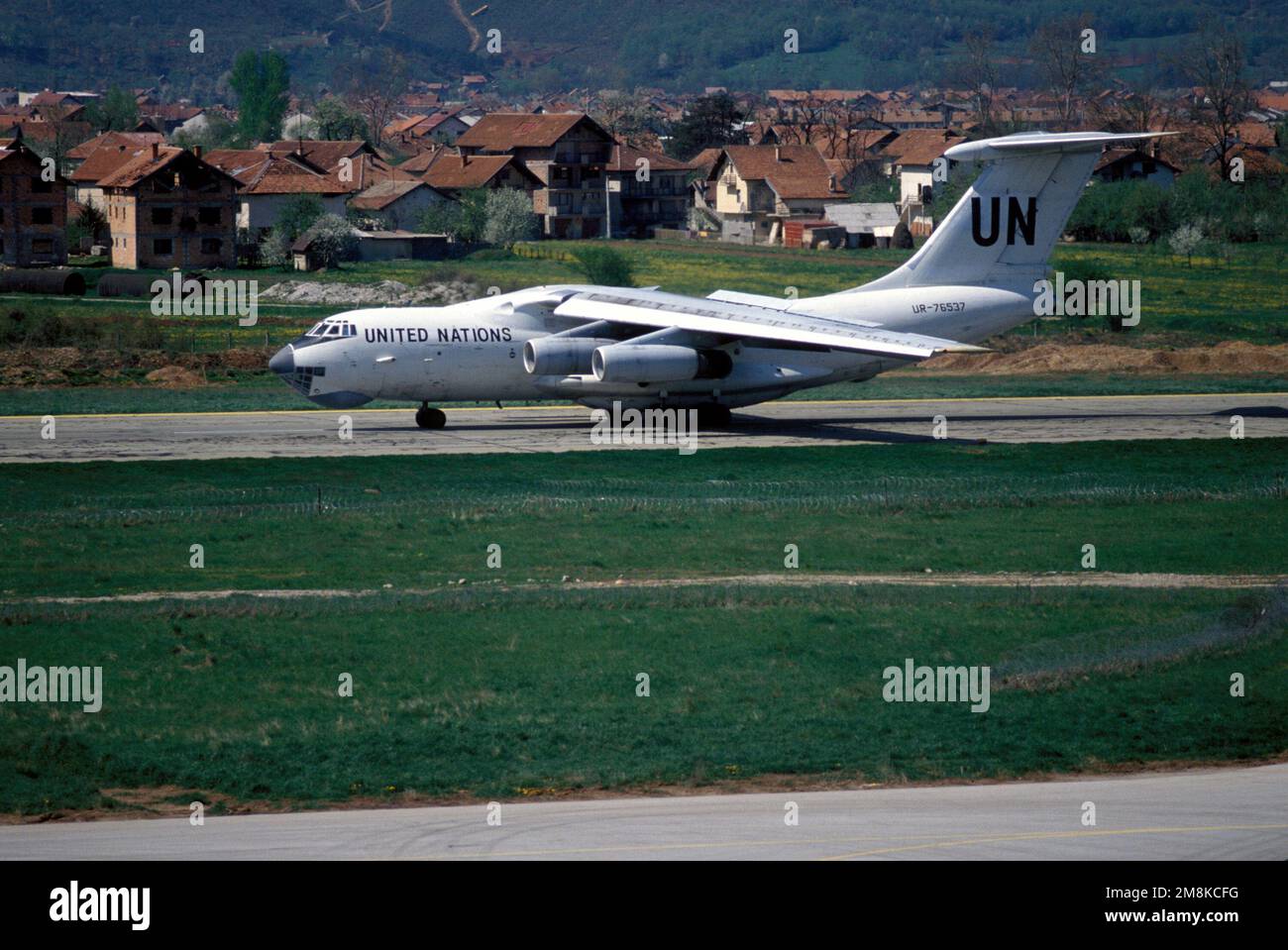 Am Flughafen Sarajevo wurden von den Vereinten Nationen russische IL-76-Flugzeugtaxis gechartert. Der IL-76 hat den Auftrag, Friedenssicherungskräfte zu verlegen und Vorräte nach Sarajevo zu liefern. FOTO von MEISTER SGT. Michael J. Haggerty. Betreff Operation/Serie: BEREITSTELLUNG DER VERSPRECHUNGSBASIS: Sarajewo Land: Bosnien und Herzegowina (BIH) Stockfoto