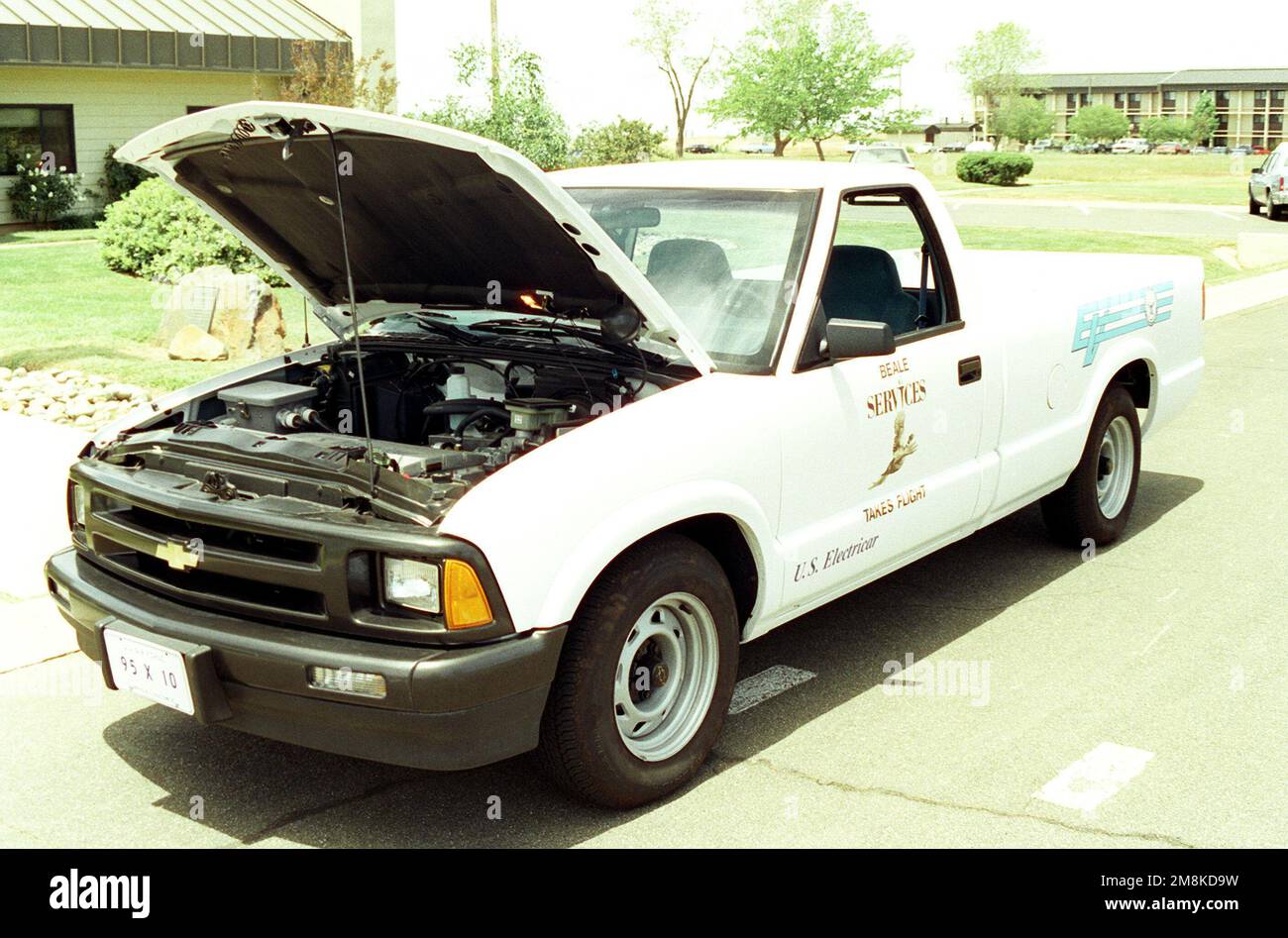 Ein kleiner, alternativ mit Kraftstoff betriebener Pick-up-Lkw wird mit der Motorhaube geparkt. Der Lkw wurde gerade ausgeliefert und hat einen Motor, der von den USA hergestellt wurde Elektrik. Basis: Luftwaffenstützpunkt Beale Bundesstaat: Kalifornien (CA) Land: Vereinigte Staaten von Amerika (USA) Stockfoto