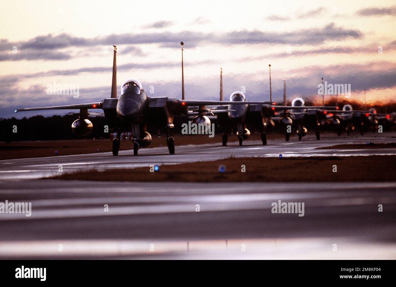 Sechs F-15s vom 44. Kampfgeschwader, Kadena Air Base, Japan, Taxi zum Parkplatz während Iron Fist '95, eine Kampfübung zwischen der United States Air Force und der Royal Australian Air Force. Betreff Operation/Serie: IRON FIST '95 Basis: RAAF Williamstown Land: Australien (AUS) Stockfoto