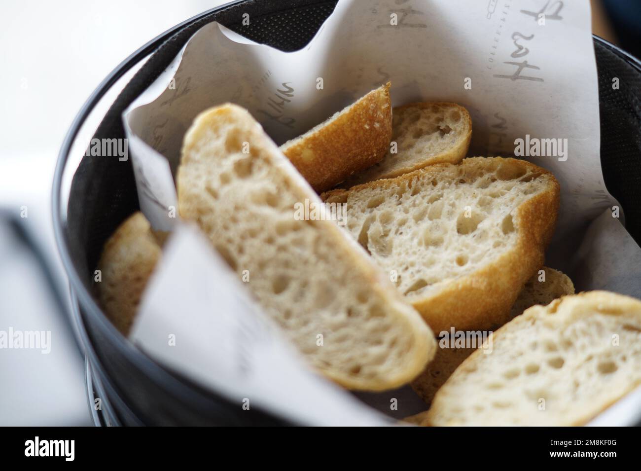 Frische Brotscheiben in einem Korb Stockfoto