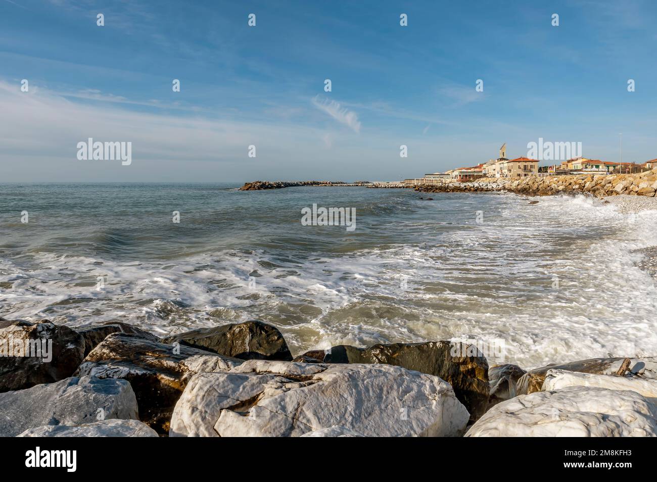 Raues Meer in der Wintersaison am Strand von Marina di Pisa, Italien Stockfoto