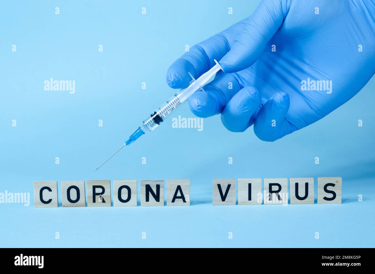 Corona-Virus - 2019-nCoV. Ansteckung, Inkubation, Würfel auf Spritze Stockfoto