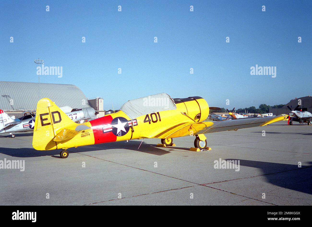 Eine rechte Rückansicht eines SNJ-4 Texan-Flugzeugs, das auf der Rollbahn geparkt ist. Das Flugzeug nimmt am Freedom Flight America Teil, einem Flug mit Oldtimer-Flugzeugen auf dem Weg nach New York City, um dem 50. Jahrestag des Endes des Zweiten Weltkriegs zu gedenken. Basis: Luftwaffenstützpunkt Andrews Bundesstaat: Maryland (MD) Land: Vereinigte Staaten von Amerika (USA) Stockfoto