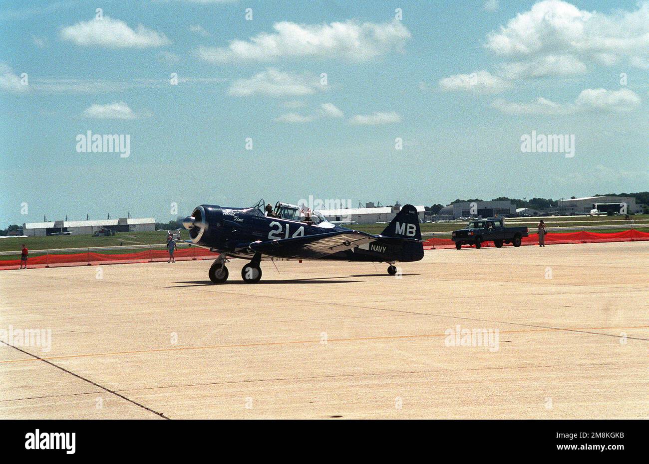 Ein texanisches SNJ-6-Flugzeug fährt nach der Landung über die Südvorsteher. Das Flugzeug nimmt am Freedom Flight America Teil, einem Flug mit Oldtimer-Flugzeugen auf dem Weg nach New York City, um dem 50. Jahrestag des Endes des Zweiten Weltkriegs zu gedenken. Basis: Luftwaffenstützpunkt Andrews Bundesstaat: Maryland (MD) Land: Vereinigte Staaten von Amerika (USA) Stockfoto