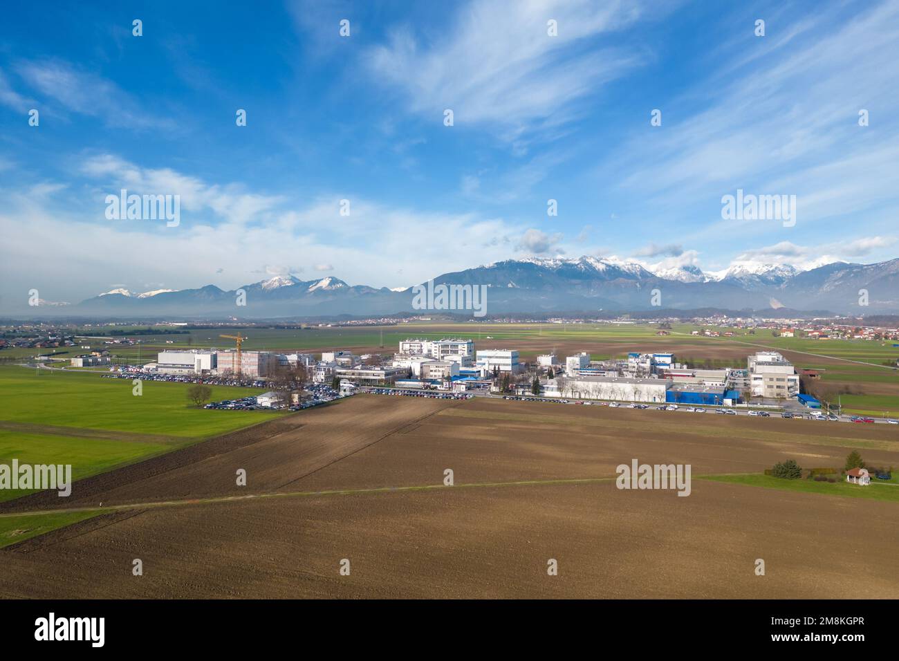 Menges, Slowenien - 12. Januar 2023: Lek die pharmazeutische Fabrik im Besitz von Novartis und Sandoz Stockfoto