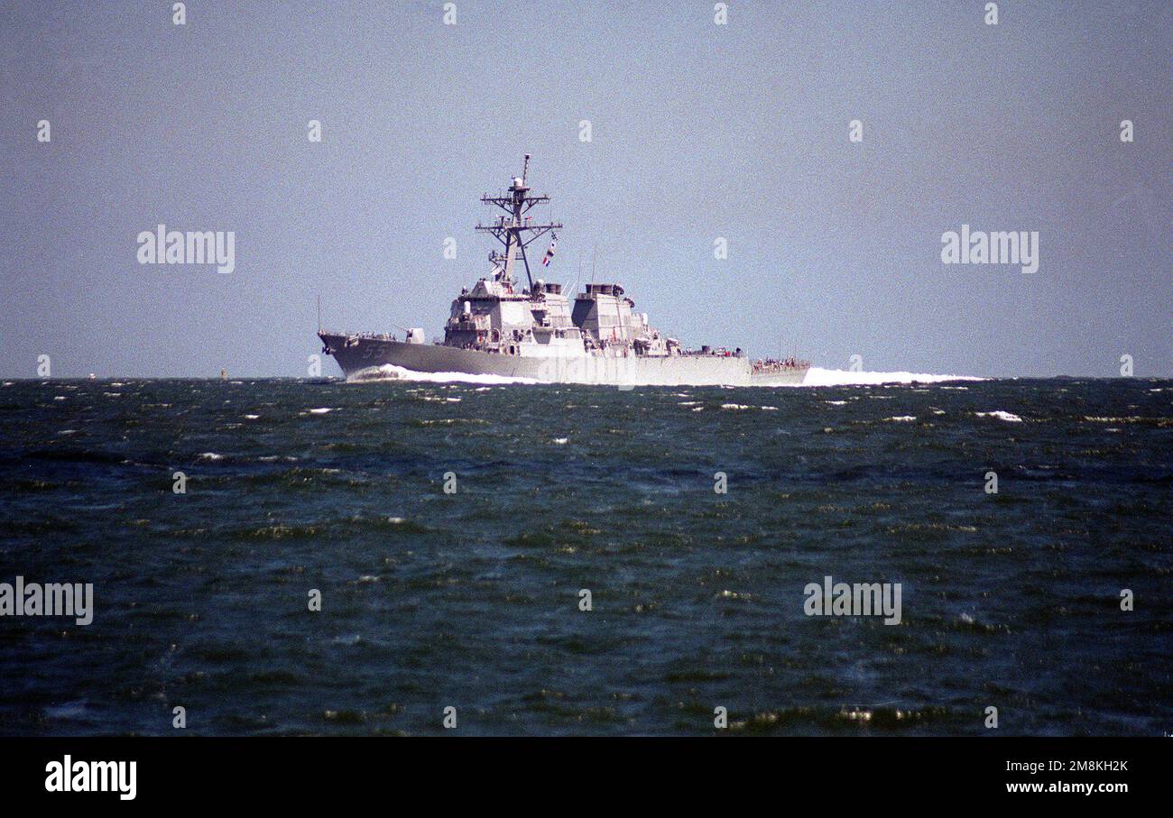 Backbordbogenansicht des auf dem Weg zum Marinestützpunkt Norfolk laufenden Raketenzerstörers USS STOUT (DDG-55). Der STOUT war zusammen mit anderen Einheiten der Atlantikflotte auf See, um die Auswirkungen des Hurricane Felix zu vermeiden. Basis: Hampton Roadstead Bundesstaat: Virginia (VA) Land: Vereinigte Staaten von Amerika (USA) Stockfoto