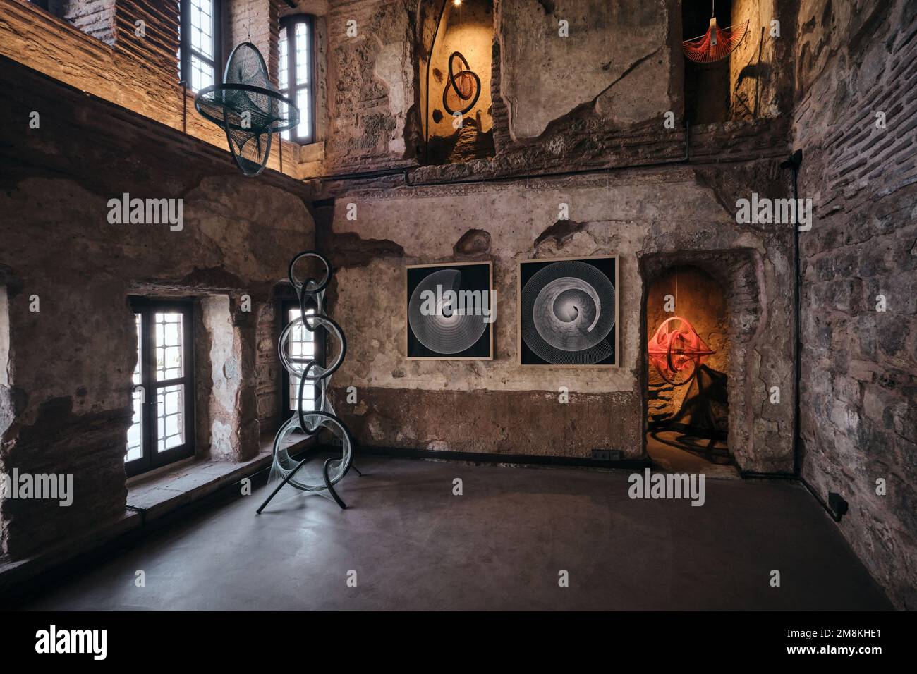 Istanbul, Türkei - Januar 2023: (Halic Sanat) Halic Art Gallery, die von der IBB Metropolitan Municipality am Balat Golden Horn aus dem alten griechischen Haus umgebaut wurde Stockfoto