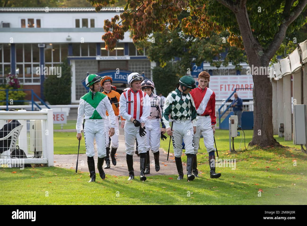 Windsor, Berkshire, Großbritannien. 3. Oktober 2022. Jockeys begeben sich in den Parade Ring, bevor die At the Races App Expert Tips Fillies Novice Stakes (Klasse 5) (Div II). Kredit: Maureen McLean/Alamy Stockfoto