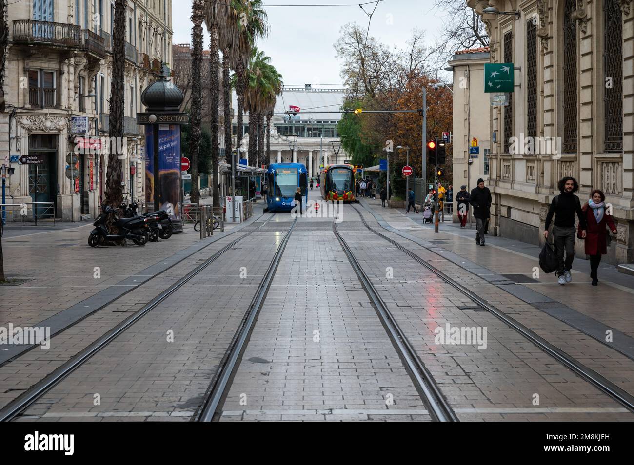 Montpellier, Occitanie, Frankreich, 12 28 2022 - Doppelgleise für öffentliche Verkehrsmittel in Richtung Bahnhof Stockfoto