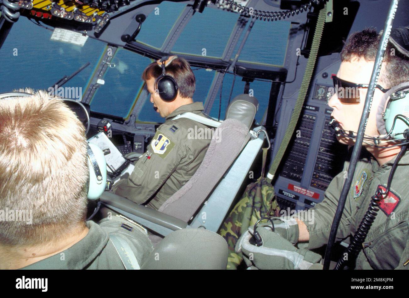 Pilot CPT Howard Steven und Flugingenieur SGT Clyde Gowdy von der 50. Luftschleuse, Little Rock Luftwaffenstützpunkt, Arche, fliegen Fracht in und aus St. Thomas in der Hilfsaktion, nachdem Hurrikan Marilyn die Jungferninseln verwüstet hatte. Basis: St. Thomas Bundesstaat: Jungferninseln (VI) Land: Vereinigte Staaten von Amerika (USA) Stockfoto