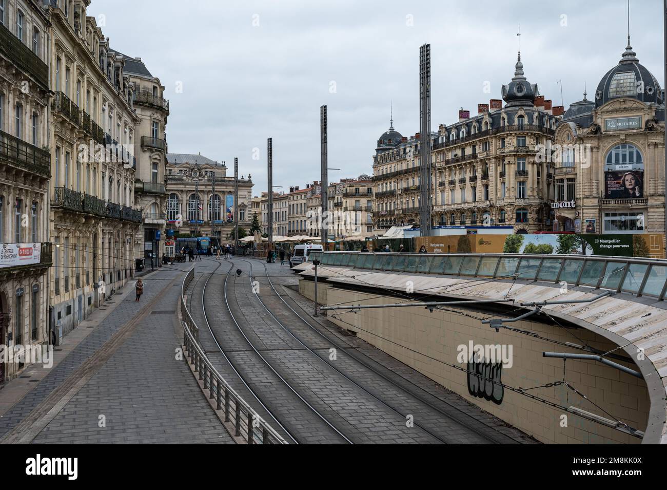 Montpellier, Occitanie, Frankreich, 12 28 2022 - Blick über den Place de la Comedie, den Comedy-Platz und die Straßenbahnschienen Stockfoto