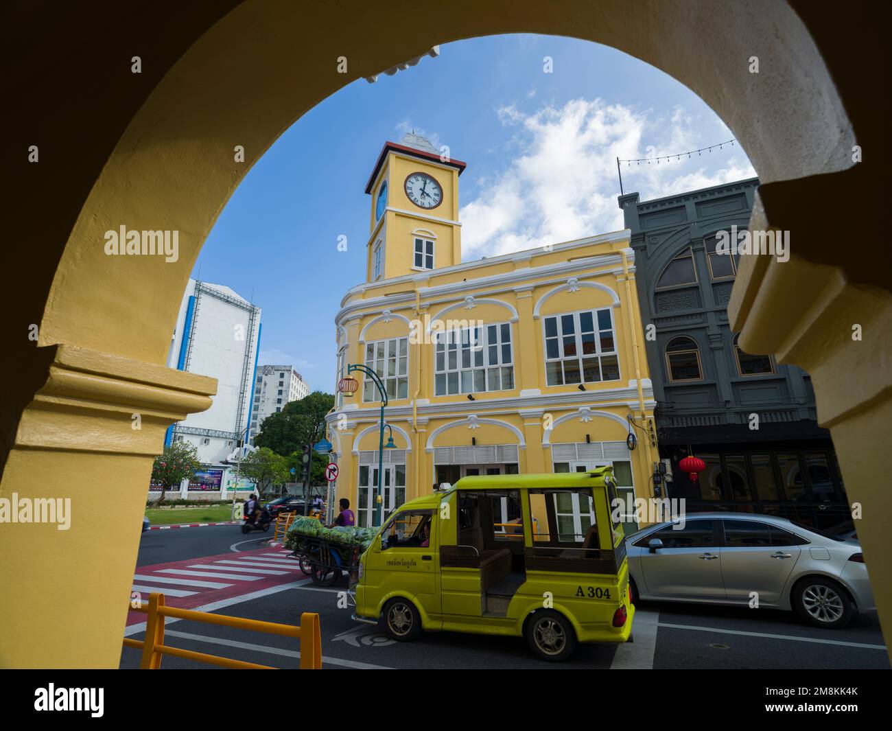 Phuket, Thailand. 28. November 2022. Die Altstadt von Phuket. Berühmte alte, farbenfrohe Gebäude. Chinesisch-Portugiesische Architektur. Top-Reiseziele in Phuket Stockfoto