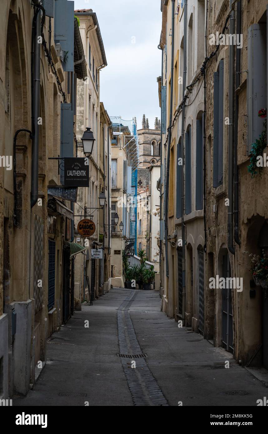 Montpellier, Occitanie, Frankreich, 12 28 2022 - schmale Gasse im mediterranen Stil in der Altstadt Stockfoto