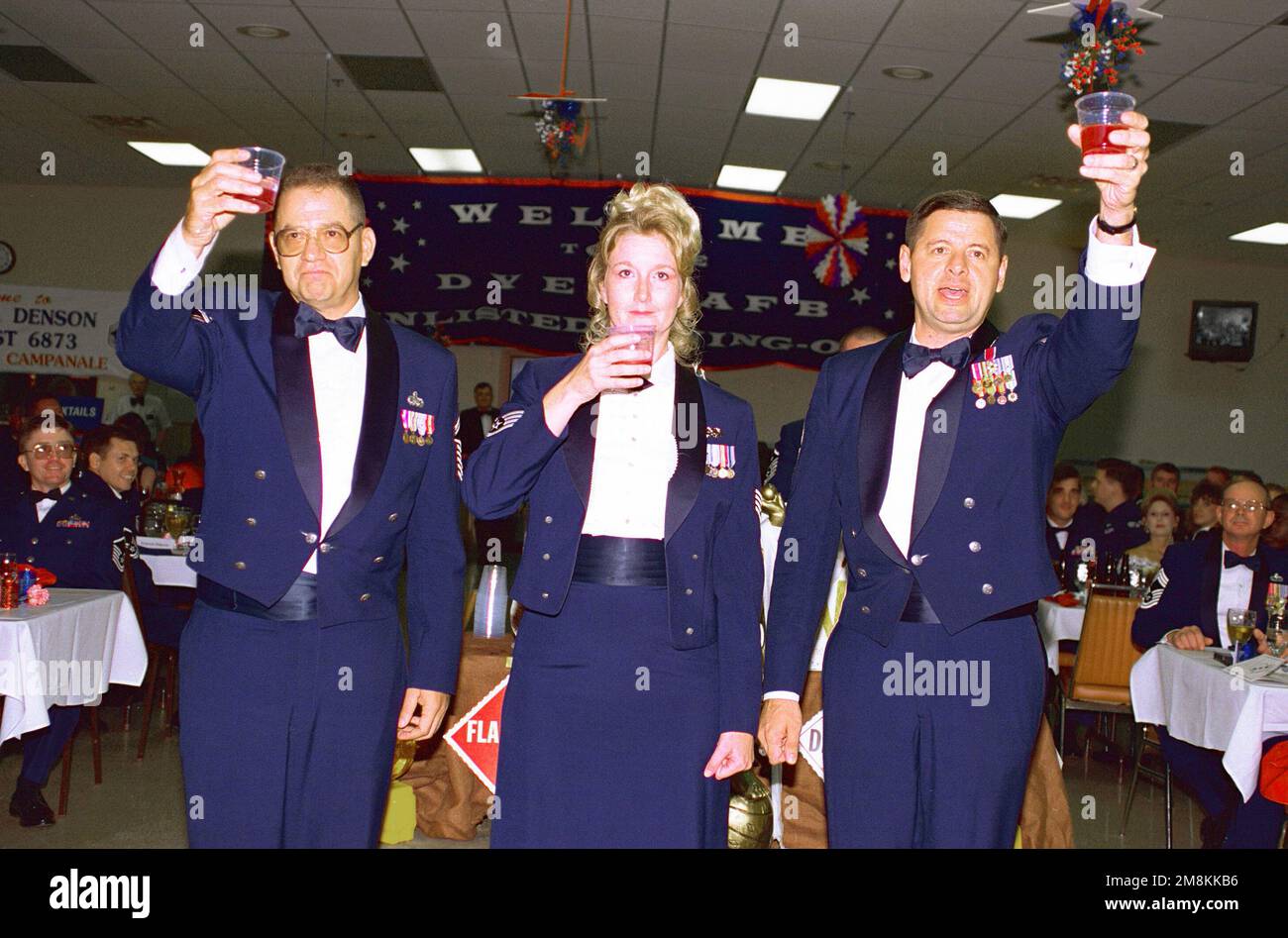 Das traditionelle Verschließen der Grog-Schüssel wurde von CMSAF David J. Campanale, CMSGT Gregory Hepner und SSGT Joanne Marshall durchgeführt. Basis: Luftwaffenstützpunkt Dyess Bundesstaat: Texas (TX) Land: Vereinigte Staaten von Amerika (USA) Stockfoto