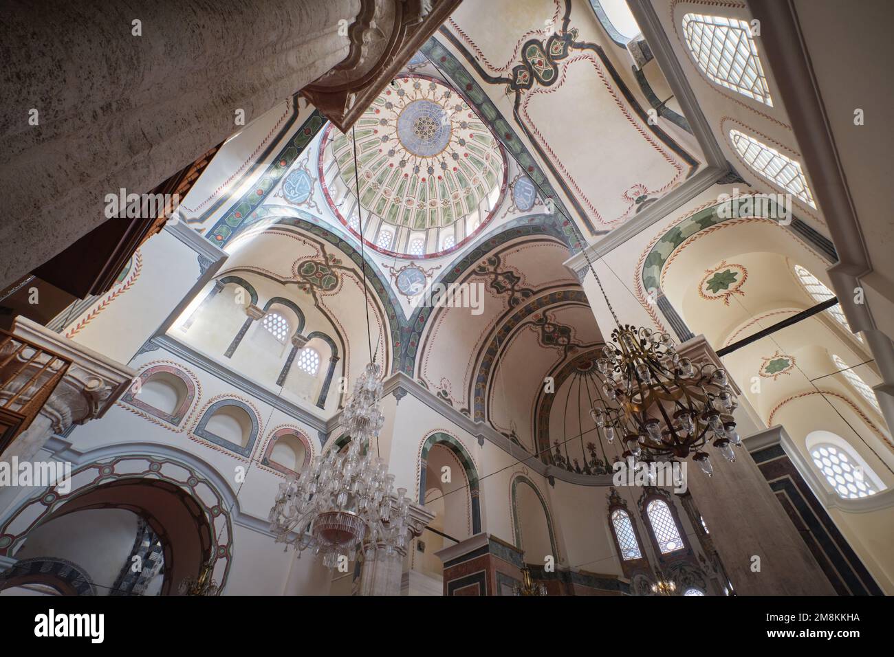 Istanbul, Türkei - Januar 2023: Innenansicht der Zeyrek-Moschee oder des Klosters des Pantokrators, Bögen, Gewölbe, Fenster, Details des Pantokrators Stockfoto