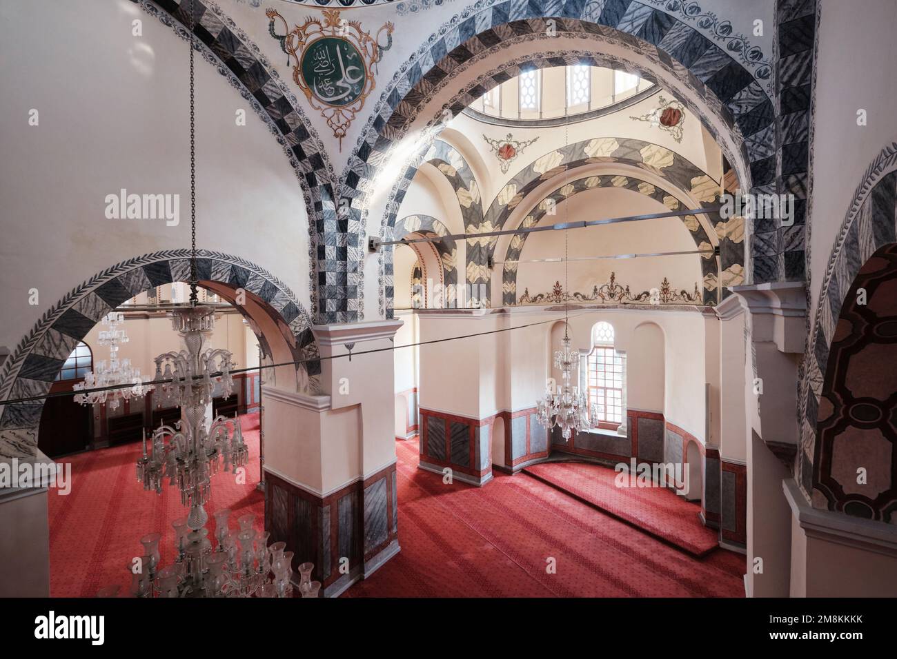 Istanbul, Türkei - Januar 2023: Innenansicht der Zeyrek-Moschee oder des Klosters des Pantokrators, Bögen, Gewölbe, Fenster, Details des Pantokrators Stockfoto