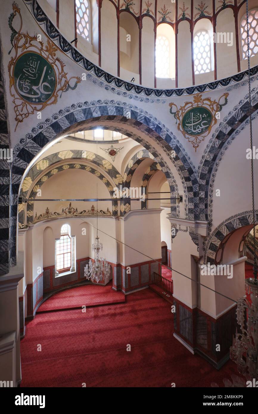Istanbul, Türkei - Januar 2023: Innenansicht der Zeyrek-Moschee oder des Klosters des Pantokrators, Bögen, Gewölbe, Fenster, Details des Pantokrators Stockfoto