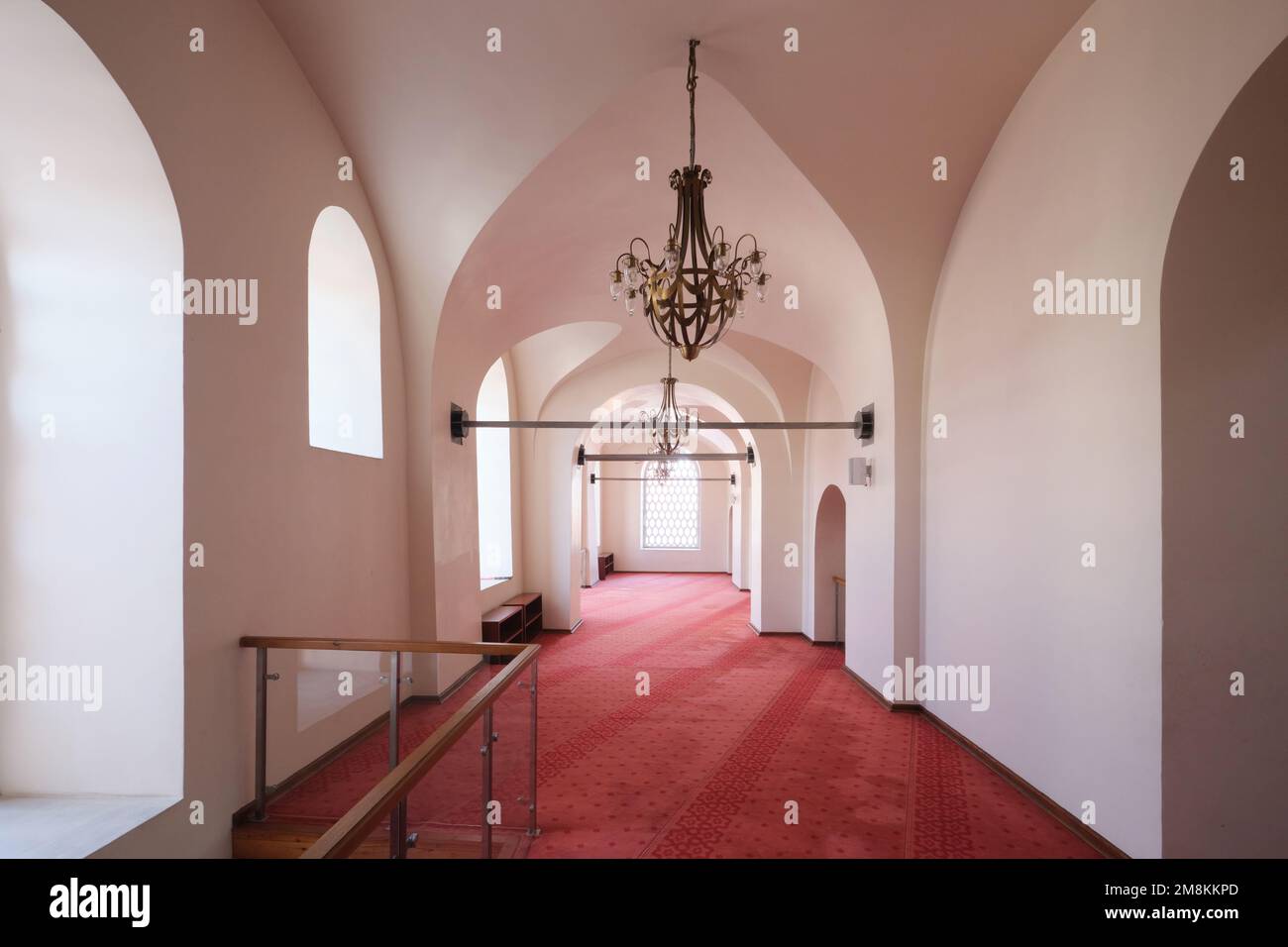 Istanbul, Türkei - Januar 2023: Innenansicht der Zeyrek-Moschee oder des Klosters des Pantokrators, Bögen, Gewölbe, Fenster, Details des Pantokrators Stockfoto