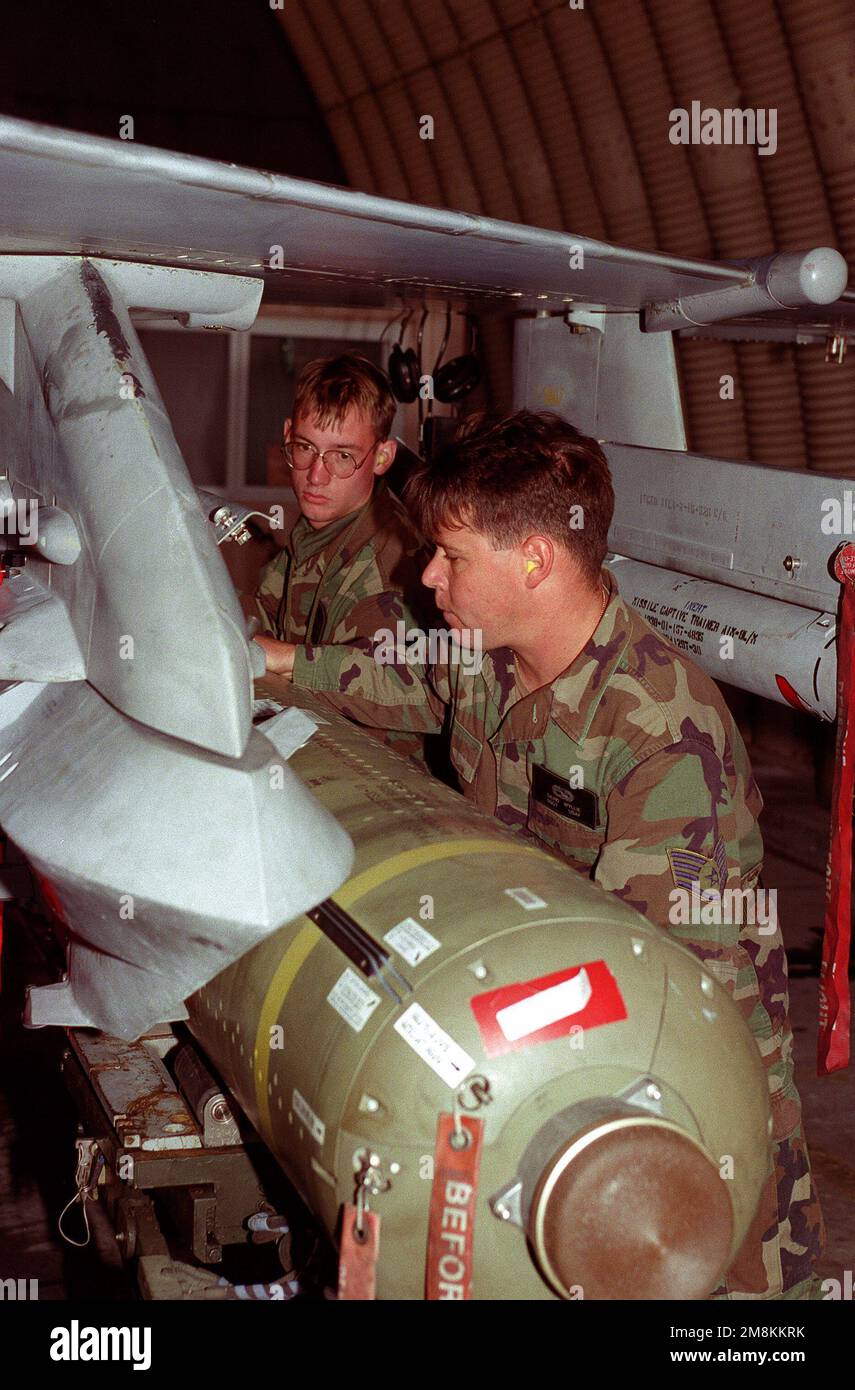 PERSONAL SGT. David Wylle und DER FLIEGER Robert Young vom 80. Kampfgeschwader beladen vor dem Flug eine CBU-87 (Cluster Bomb Unit) auf eine F-16. Betrifft Operation/Serie: FOHLEN-ADLER '95 Stützpunkt: Luftwaffenstützpunkt Kunsan Land: Republik Korea (KOR) Stockfoto
