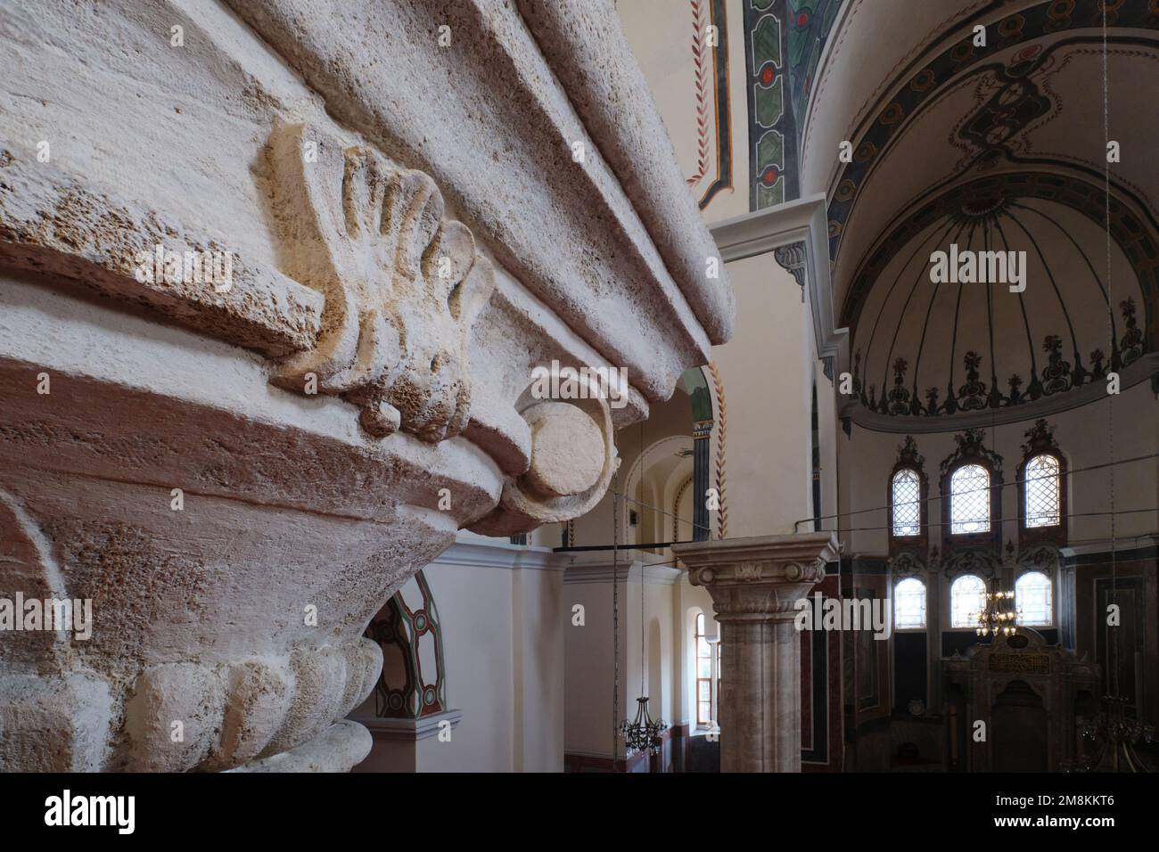 Istanbul, Türkei - Januar 2023: Innenansicht der Zeyrek-Moschee oder des Klosters des Pantokrators, Bögen, Gewölbe, Fenster, Details des Pantokrators Stockfoto
