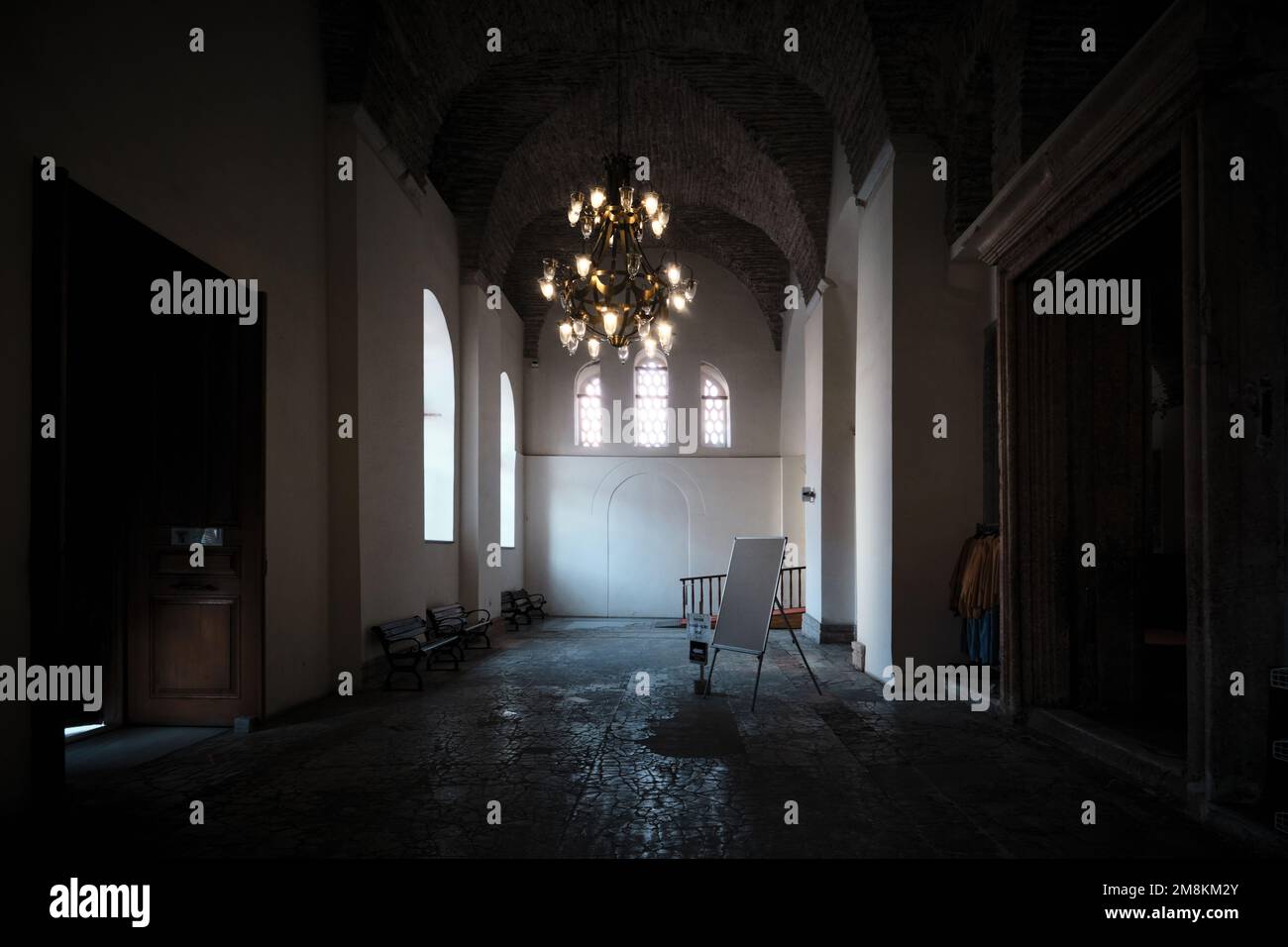 Istanbul, Türkei - Januar 2023: Innenansicht der Zeyrek-Moschee oder des Klosters des Pantokrators, Bögen, Gewölbe, Fenster, Details des Pantokrators Stockfoto
