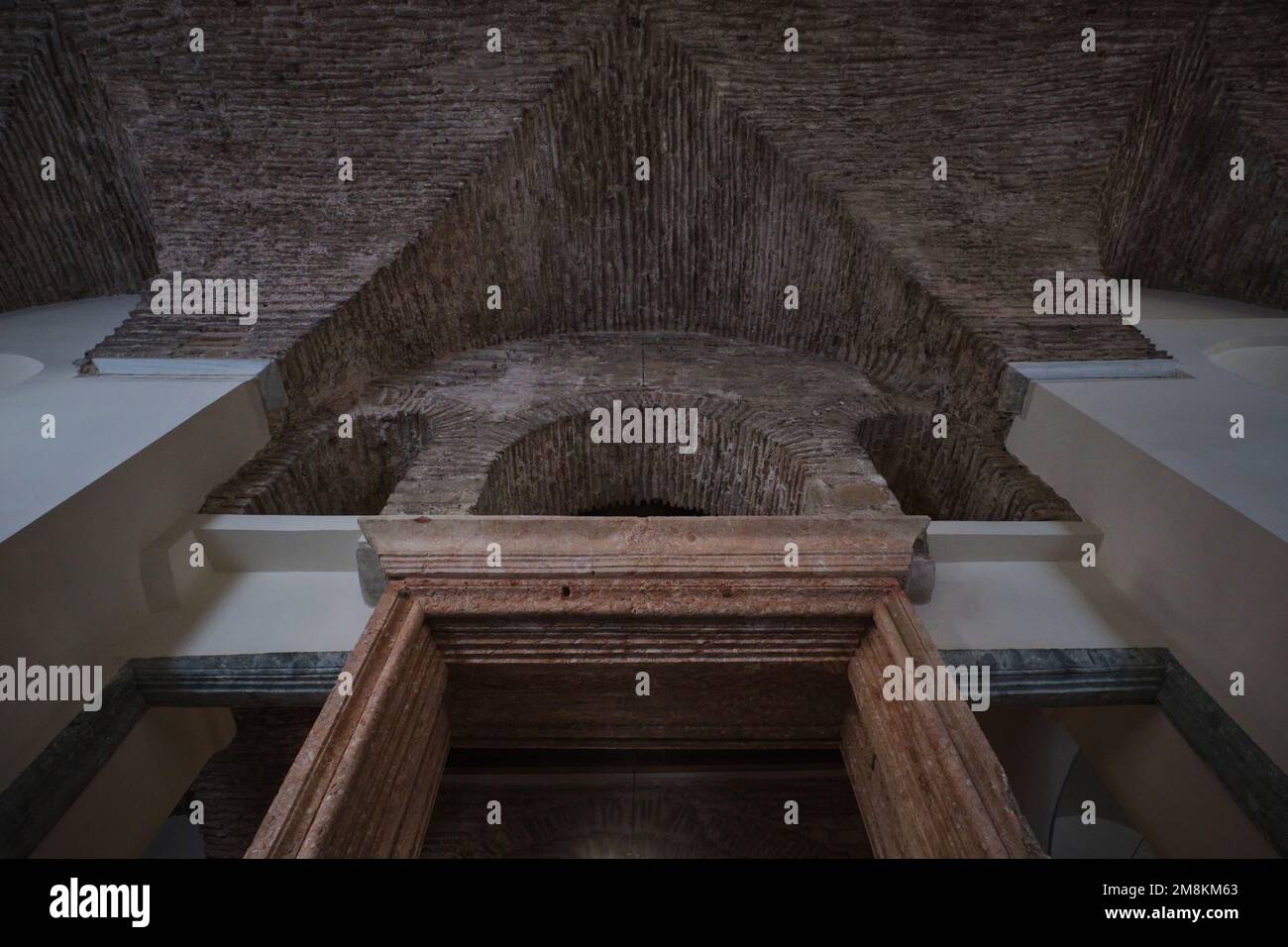 Istanbul, Türkei - Januar 2023: Innenansicht der Zeyrek-Moschee oder des Klosters des Pantokrators, Bögen, Gewölbe, Fenster, Details des Pantokrators Stockfoto